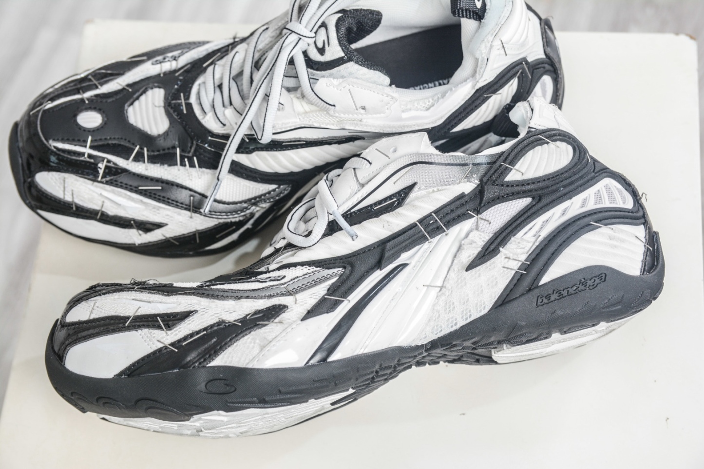 Balenciaga 巴黎世家 訂書釘 23代 Soleless 圓頭系帶 低幫 黑白色
貨號：841506 WOYX0 1910
尺碼： 39 40 41 42 43 44