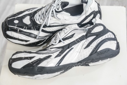 Balenciaga 巴黎世家 訂書釘 23代 Soleless 圓頭系帶 低幫 黑白色
貨號：841506 WOYX0 1910
尺碼： 39 40 41 42 43 44