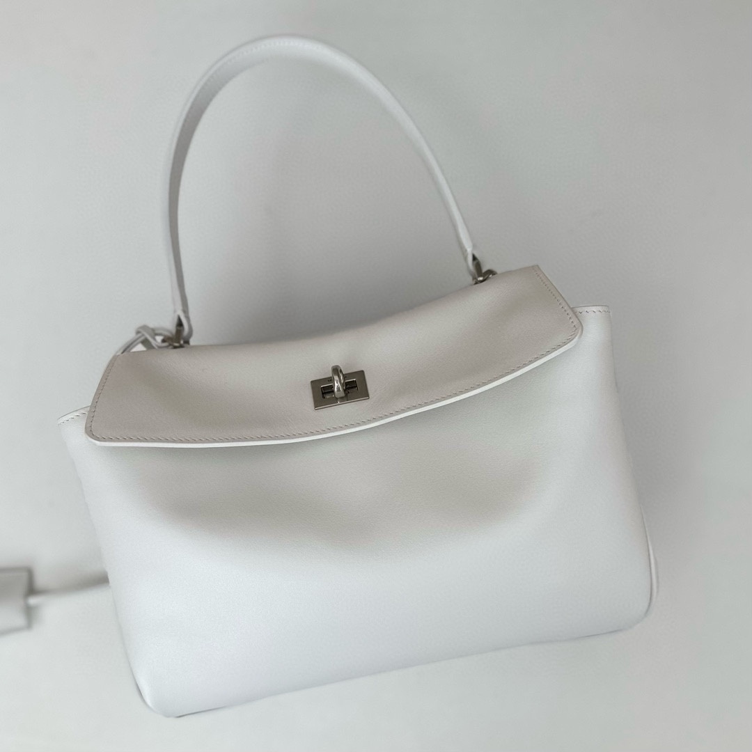 巴黎世家𝗕𝗮𝗹𝗲𝗻𝗰𝗶𝗮𝗴𝗮 💚💚出貨了！
款號：789779
尺寸：28.9×20×9.9cm