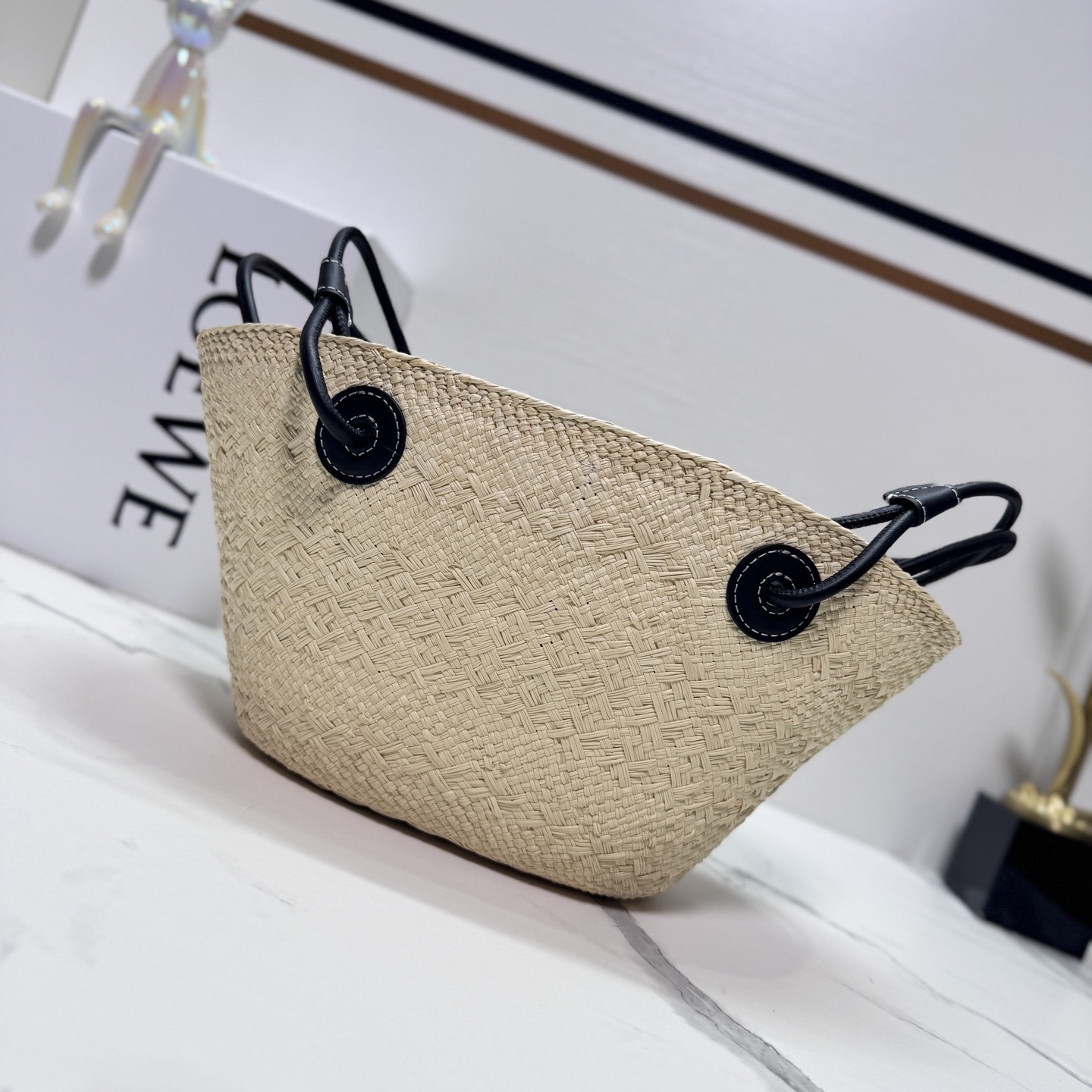 LO℮w℮🆕（高版本）🧺伊拉卡棕櫚纖維和牛皮革 Anagram Basket 手袋*一個傳統的籃子手袋*帶有經典的手工編織包身，管狀牛皮革帶子和頂部提手*以及一塊牛皮革 Anagram 壓紋貼片這個版本採用伊拉卡棕櫚製成，這種棕櫚樹在哥倫比亞種植、收穫並曬乾，然後由公平貿易原則指導的 Corporación Oficio y Arte 組織的女工匠編織。肩背或頂部提手攜帶*牛皮革系帶開合*可以使用個性化掛飾和帶子進行定制*無襯里*由於手工製作，尺寸可能略有不同，使每次購買都獨一無二🧺
