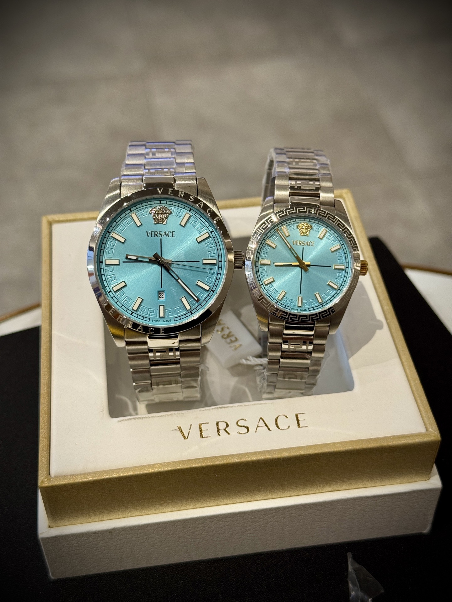 Versace範思哲石英手錶，VERSACE MILLENYIUM  LADY系列，採用希臘回紋元素錶盤，12時位飾有美杜莎頭像展現範思哲經典圖案魅力，錶鏈印刻希臘回紋搭配雙按蝴蝶扣設計，兼具時尚與舒適，錶盤男款40mm 女款32mm 30米生活防水，進口石英機芯

立即搶購👉