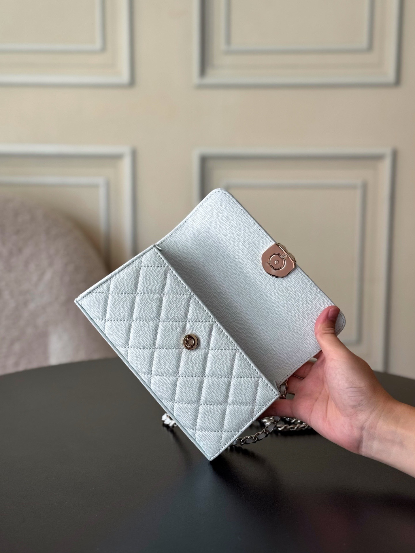 Chanel 25S 新款本季 最火的小球牛皮Kelly 手柄包
這顆絕對是黑馬
第一眼看到就深深愛上💕
顏值不必說 直接閉眼入不會錯
很好打理 也是百搭型
實現了單背斜挎腋下背手拎的效果📷
簡直就是福音〰️
很精緻 值得珍藏🔝

五金：全鋼18K淺金
皮料：獨家Haas小牛皮
尺寸：𝟏8*𝟏0*4.𝟓 𝚌𝚖
型號：AS3238