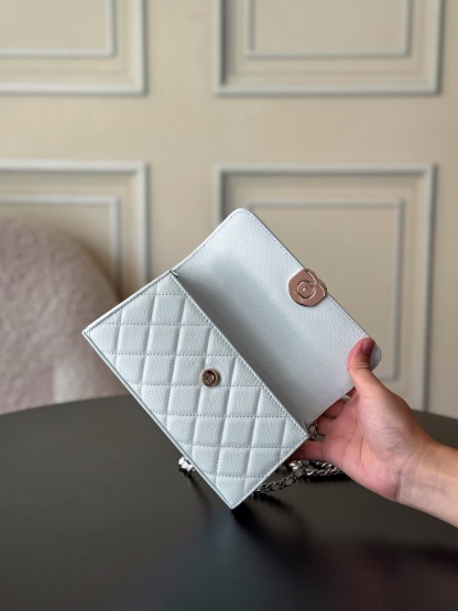 Chanel 25S 新款本季 最火的小球牛皮Kelly 手柄包
這顆絕對是黑馬
第一眼看到就深深愛上💕
顏值不必說 直接閉眼入不會錯
很好打理 也是百搭型
實現了單背斜挎腋下背手拎的效果📷
簡直就是福音〰️
很精緻 值得珍藏🔝

五金：全鋼18K淺金
皮料：獨家Haas小牛皮
尺寸：𝟏8*𝟏0*4.𝟓 𝚌𝚖
型號：AS3238