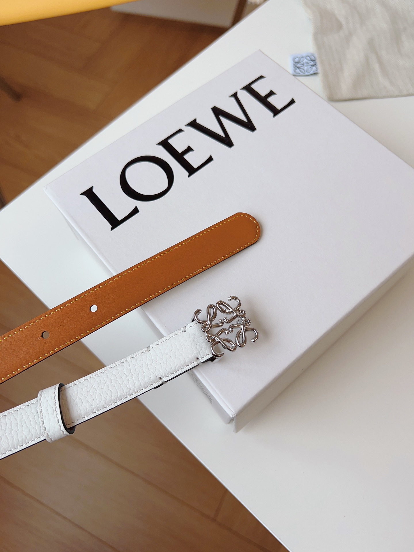 
Loewe 羅意威 經典粒面小牛皮，極簡風格的搭配，腰帶早已不是勒緊褲腰的工具，而是提升衣品，畫龍點睛的飾品；此款腰帶易搭配服飾。皮帶寬度：2.0cm