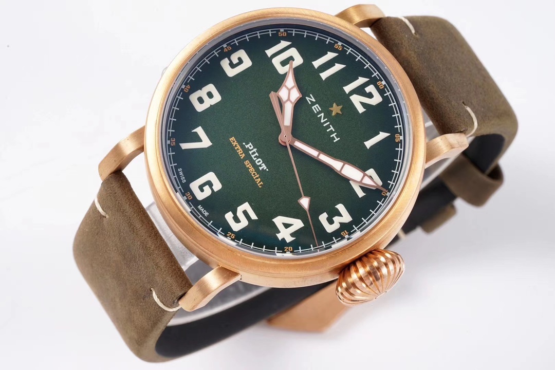 SⅤ又添新作真利時飛行員系列2019年度新款 好萊塢大片青銅騎士殺到！！！真力時是胡歌和靳東等“老幹部”們十分喜歡佩戴的腕表品牌之一，這款青銅材質的腕表散髮著一身正氣，本身就是腕表界的“老幹部”，戴上它足以從外在增添內涵。腕表45毫米的表殼由青銅打造，表鏡採用弧形雙面防眩處理藍寶石水晶，淺變綠色錶盤上粗體阿拉伯數字時標和鍍金琢面的指針上都覆有SuperLuminova SLN C3超級夜光物料，夜間仍可清晰讀取時間，SV 真力時飛行員系列，實現你的大飛夢