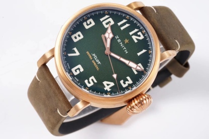 SⅤ又添新作真利時飛行員系列2019年度新款 好萊塢大片青銅騎士殺到！！！真力時是胡歌和靳東等“老幹部”們十分喜歡佩戴的腕表品牌之一，這款青銅材質的腕表散髮著一身正氣，本身就是腕表界的“老幹部”，戴上它足以從外在增添內涵。腕表45毫米的表殼由青銅打造，表鏡採用弧形雙面防眩處理藍寶石水晶，淺變綠色錶盤上粗體阿拉伯數字時標和鍍金琢面的指針上都覆有SuperLuminova SLN C3超級夜光物料，夜間仍可清晰讀取時間，SV 真力時飛行員系列，實現你的大飛夢