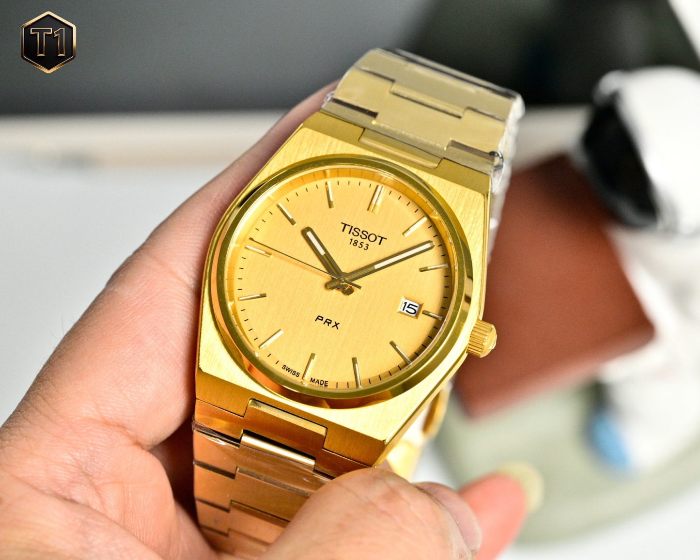 原單品質 天梭（TISSOT）PRX系列  T137.410.11.031.00 復古時尚 商務男士石英腕表火爆登場  ❤️❤️
憑借disco 風格設計 此系列腕表打破了復古與潮流的界限，將上世紀70年代情懷融於現代時尚，重塑時代經典魅力，時刻驚艷在線。秉持創新源於傳統的品牌理念，為其配了酒桶型表殼，配備了“一體式精鋼錶鏈”（融錶鏈，表耳，表殼於一體）。方寸之間卻有匠心獨運，天梭攜手復刻經典力作，呈現1911年腕表造型設計，這一刻，著古潮今。搭載瑞士石英機芯，藍寶石玻璃，316瑞士鋼，100米深度防