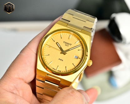 原單品質 天梭（TISSOT）PRX系列  T137.410.11.031.00 復古時尚 商務男士石英腕表火爆登場  ❤️❤️
憑借disco 風格設計 此系列腕表打破了復古與潮流的界限，將上世紀70年代情懷融於現代時尚，重塑時代經典魅力，時刻驚艷在線。秉持創新源於傳統的品牌理念，為其配了酒桶型表殼，配備了“一體式精鋼錶鏈”（融錶鏈，表耳，表殼於一體）。方寸之間卻有匠心獨運，天梭攜手復刻經典力作，呈現1911年腕表造型設計，這一刻，著古潮今。搭載瑞士石英機芯，藍寶石玻璃，316瑞士鋼，100米深度防