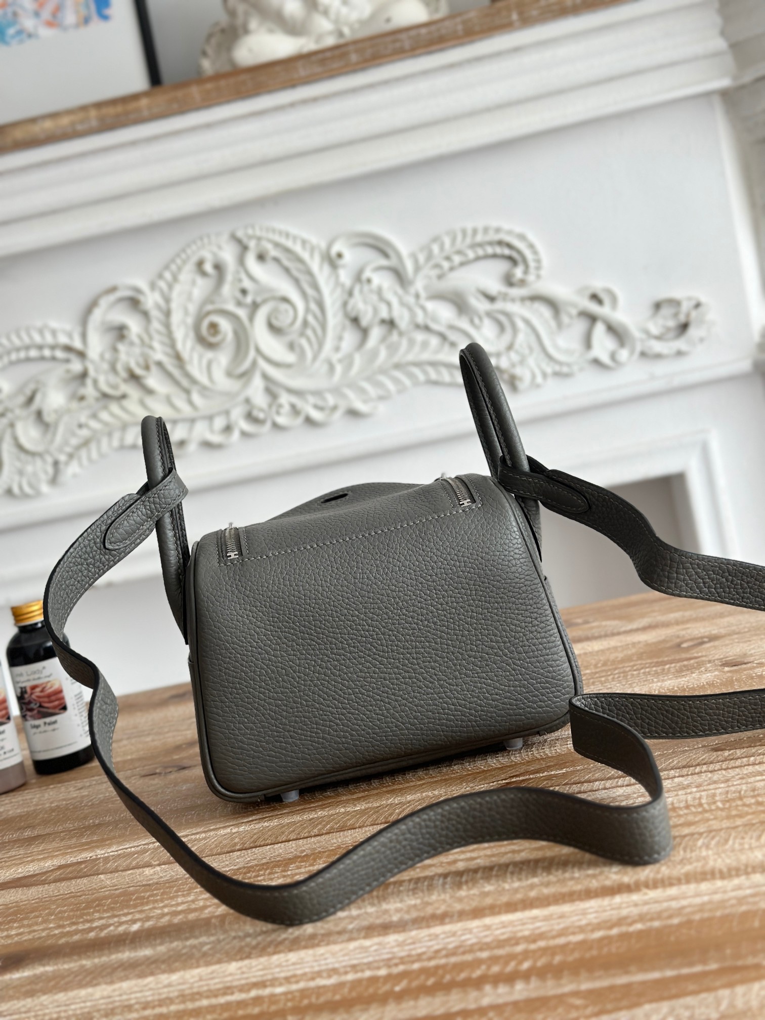 琳迪lindy 19cm	
Tc皮 蜜蠟線半手工縫製
lindy19保留了琳迪包所有細節的完整設計，側口袋、拉鍊等全部都是經典的設計√
這只小可愛暴擊了多少人的少女心