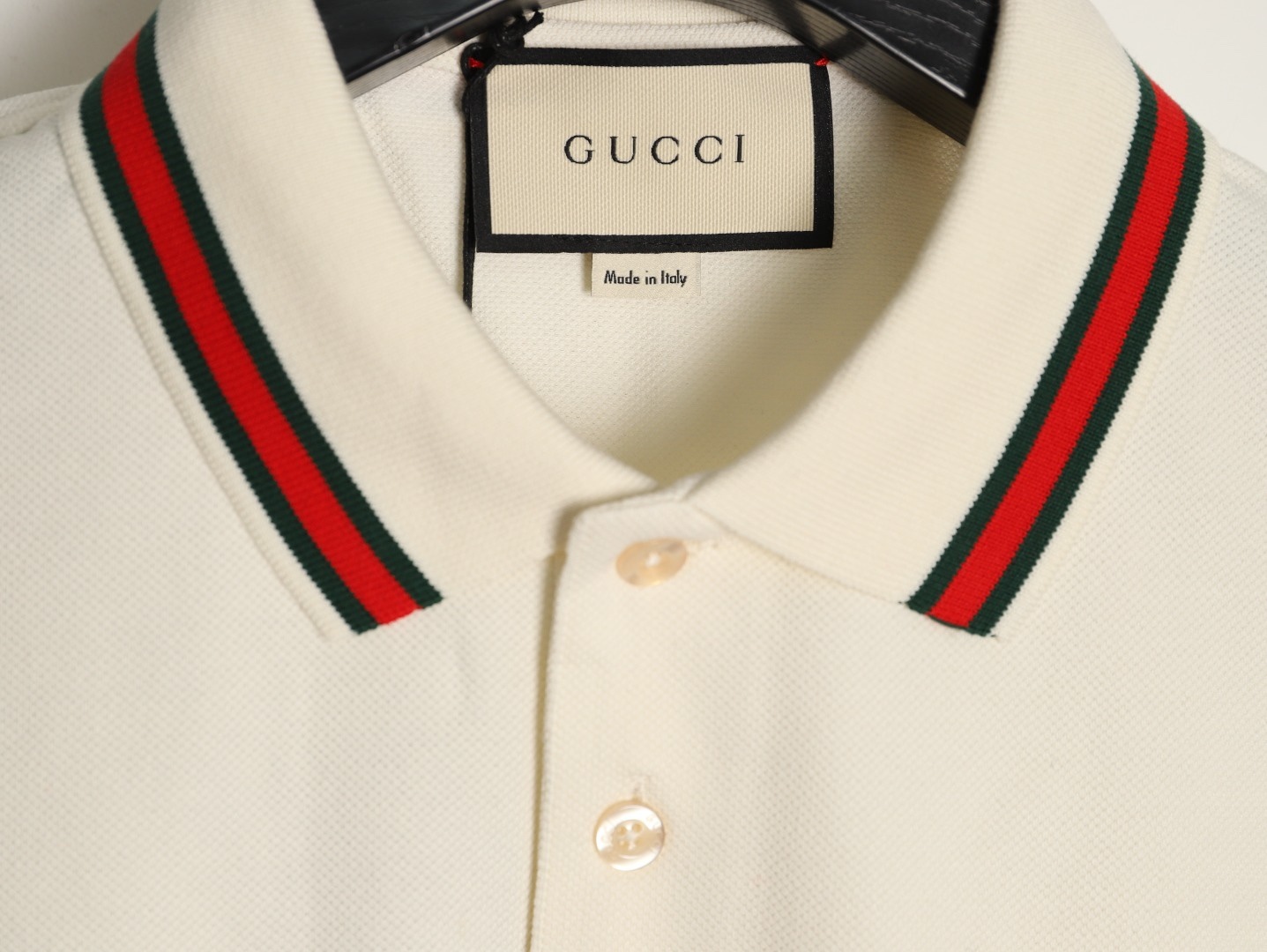 Gucci/古馳 24ss 胸口雙G刺繡Polo短袖
原品購入，採用60支雙股250克重棉氨混紡雙面珠地面料，條紋相間拼色衣領定為雙系統提花定織扁機製成。GG互扣刺繡圖案採用進口田島機器，榻榻米刺繡搭配挨針繡工藝，刺繡非常的飽滿，精細針法綿密，以榻榻米刺繡工藝打底，挨針繡描廓邊緣及字母繡花，層次清晰豐富立體。前胸無明線無散口雙層面筒，袖口縫盤螺紋同為扁機織造，採用TAJIMA進口機台加工，人工手縫領標開背領標帶防偽芯片，紐扣開模天然塔羅貝炭黑刻字牛角扣，三標輔料同步定 制。經典翻領設計