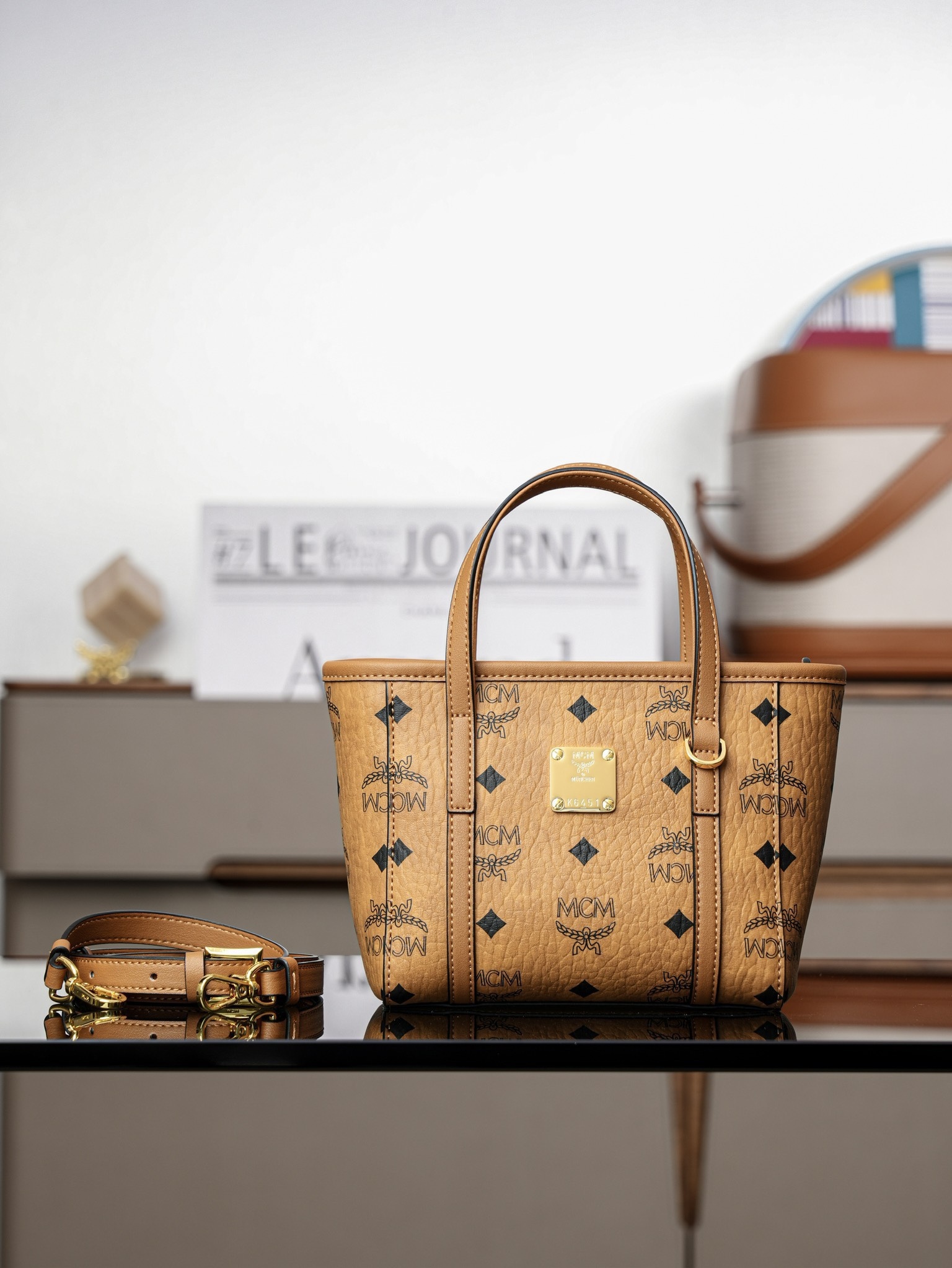 ®全新升級®官網同步
𝙈𝘾𝙈 𝙏𝙤𝙣𝙞 𝙓-𝙈𝙞𝙣𝙞
超迷你乾邑色#菜籃子

·CP獨家出品｜乾邑色
🉑️單肩🉑️斜挎 官網同步上新！
這款縮小版的Toni購物袋採用獨特的幾何設計，是一款小巧的隨身包袋。柔軟的皮革提手及可調節的皮革肩帶則可實現兩種攜帶方式。

型號：MWPFSMT03CO001
尺寸：16*9*14cm
肩帶：可調節100-126cm
開合：拉鍊式
顏色：乾邑色/Cognac🟫