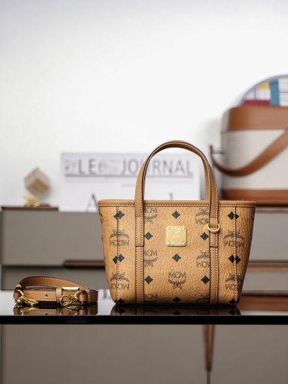 ®全新升級®官網同步
𝙈𝘾𝙈 𝙏𝙤𝙣𝙞 𝙓-𝙈𝙞𝙣𝙞
超迷你乾邑色#菜籃子

·CP獨家出品｜乾邑色
🉑️單肩🉑️斜挎 官網同步上新！
這款縮小版的Toni購物袋採用獨特的幾何設計，是一款小巧的隨身包袋。柔軟的皮革提手及可調節的皮革肩帶則可實現兩種攜帶方式。

型號：MWPFSMT03CO001
尺寸：16*9*14cm
肩帶：可調節100-126cm
開合：拉鍊式
顏色：乾邑色/Cognac🟫