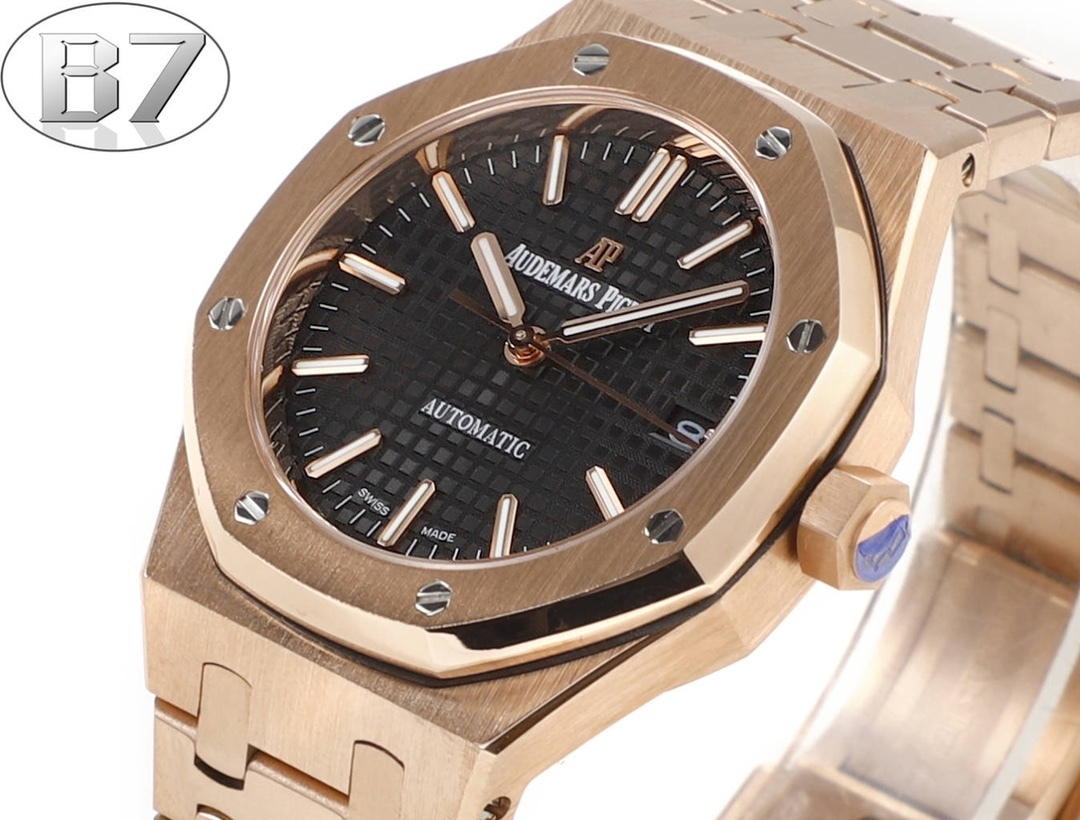 B7  Factory
AP愛彼 女款愛彼皇家橡樹 剔除機芯甲板多餘部分，使之變得更加鏤空——成就鋼表巔峰—— 實力演繹 衛冕“鋼”王！【6大精妙之處】1.正品拆解開模，尺寸為37毫米與正品一致！2.完美還原正品表殼的每一處細節，盡顯正品“稜角分明 堅毅果敢”的陽剛氣質。3.鋼帶的做工無可挑剔，比市面上任何鋼帶表做工均要更上一層樓，鋼帶頭粒和表頭銜接的“緩衝帶”的鬆緊程度與正品一模一樣。4.自動陀的與原裝致敬，是市面唯一做到顏色於原裝一致的版本（市面一般版本均偏紅）其上的ap族徽雕刻獨一無二。