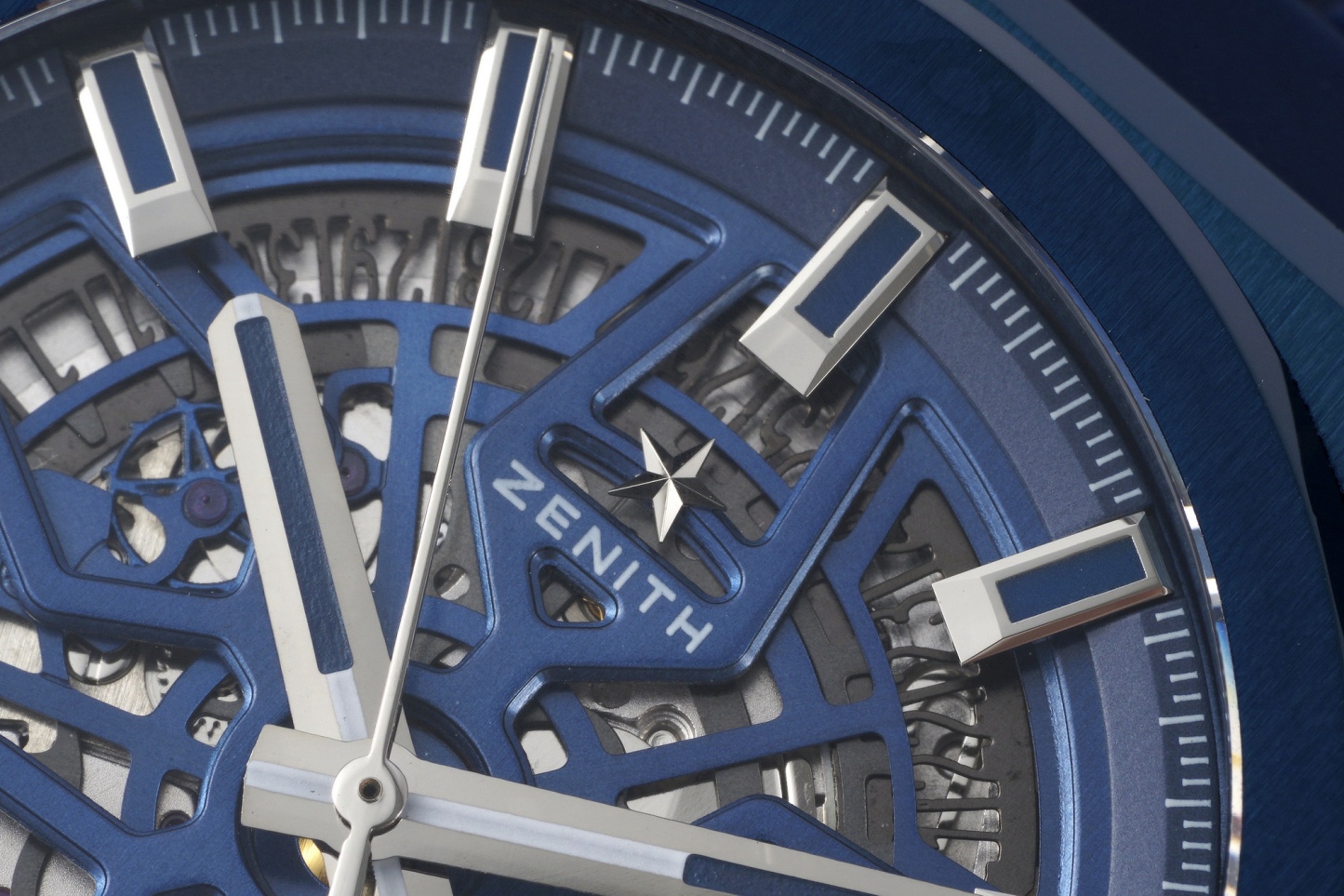 LF真力時DEFY系列全新升級版，殼身 頭粒 機芯 表扣等均做了升級調整。一款根據路虎標誌性花輪轂設計而成的高顏值鏤空腕表。

原裝開模鑄造，極致還原表殼的每一處細節打磨倒角，盡顯原裝菱角分明、堅毅果敢的陽剛氣質。完美的41mm表經，適配大眾男性手寸，正裝休閒兩不誤。根據汽車輪轂設計而成的五角星錶盤，未來概念感十足。同步官網新款五角星折疊扣，搭載定製版Cal.670sk全自動機械機芯，鏤空日曆的大小與位置、機芯夾板、齒輪、五角星陀皆按原版機芯數據拆解鍛造而成。

LF臻品 陳奕迅Eason同款，時尚前衛、