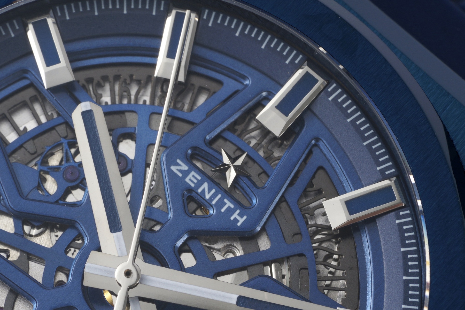 LF真力時DEFY系列全新升級版，殼身 頭粒 機芯 表扣等均做了升級調整。一款根據路虎標誌性花輪轂設計而成的高顏值鏤空腕表。

原裝開模鑄造，極致還原表殼的每一處細節打磨倒角，盡顯原裝菱角分明、堅毅果敢的陽剛氣質。完美的41mm表經，適配大眾男性手寸，正裝休閒兩不誤。根據汽車輪轂設計而成的五角星錶盤，未來概念感十足。同步官網新款五角星折疊扣，搭載定製版Cal.670sk全自動機械機芯，鏤空日曆的大小與位置、機芯夾板、齒輪、五角星陀皆按原版機芯數據拆解鍛造而成。

LF臻品 陳奕迅Eason同款，時尚前衛、