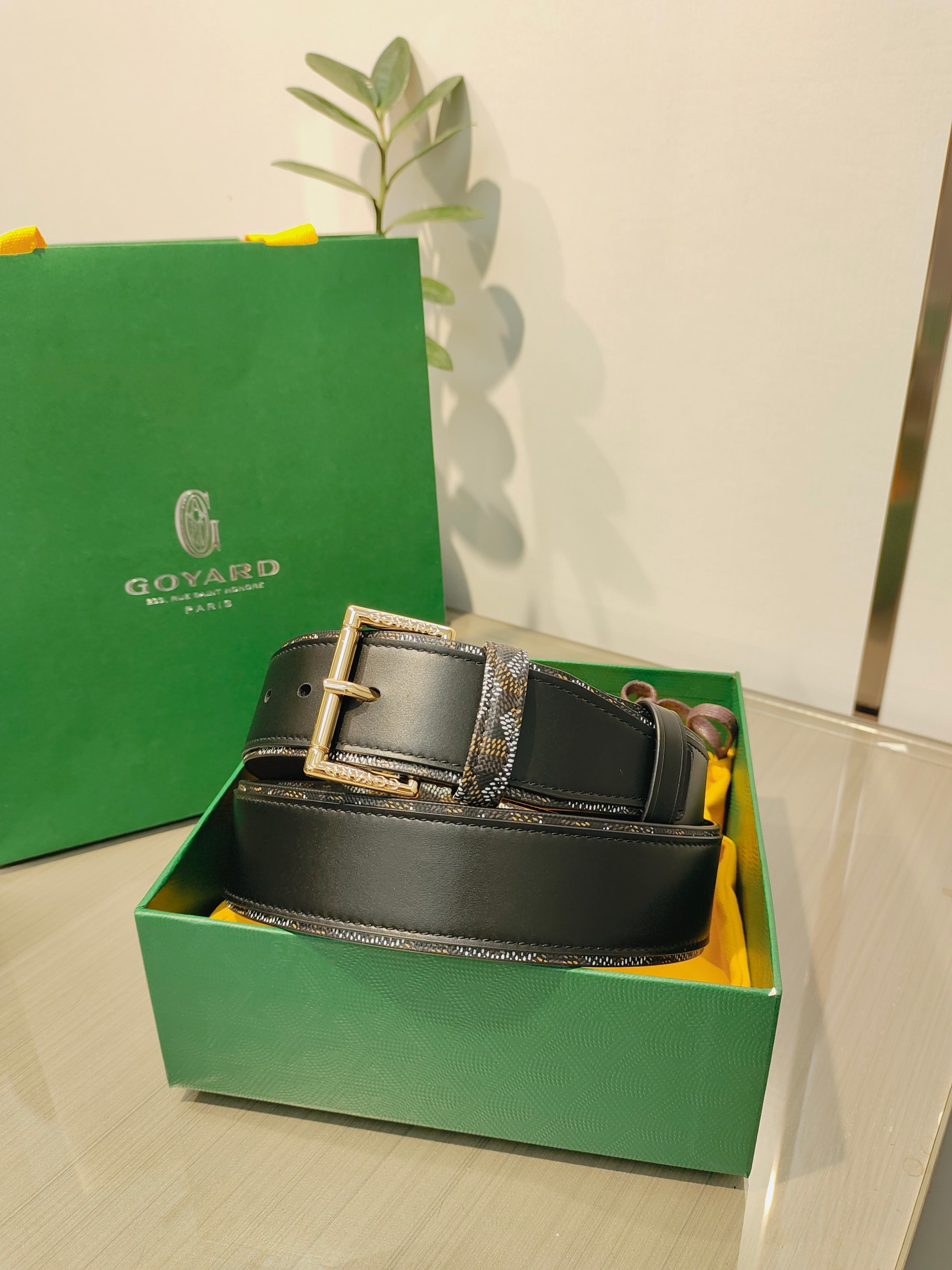 
Goyard(戈雅)腰帶源於法國奢侈品牌，設計風格簡約低調，腰帶身有標誌性帆布搭配進口頭層牛皮，腰帶扣採用簡約精品鋼扣，延續品牌的低調奢華，帶身寬度3.8CM，適用商務休閒日常佩戴。