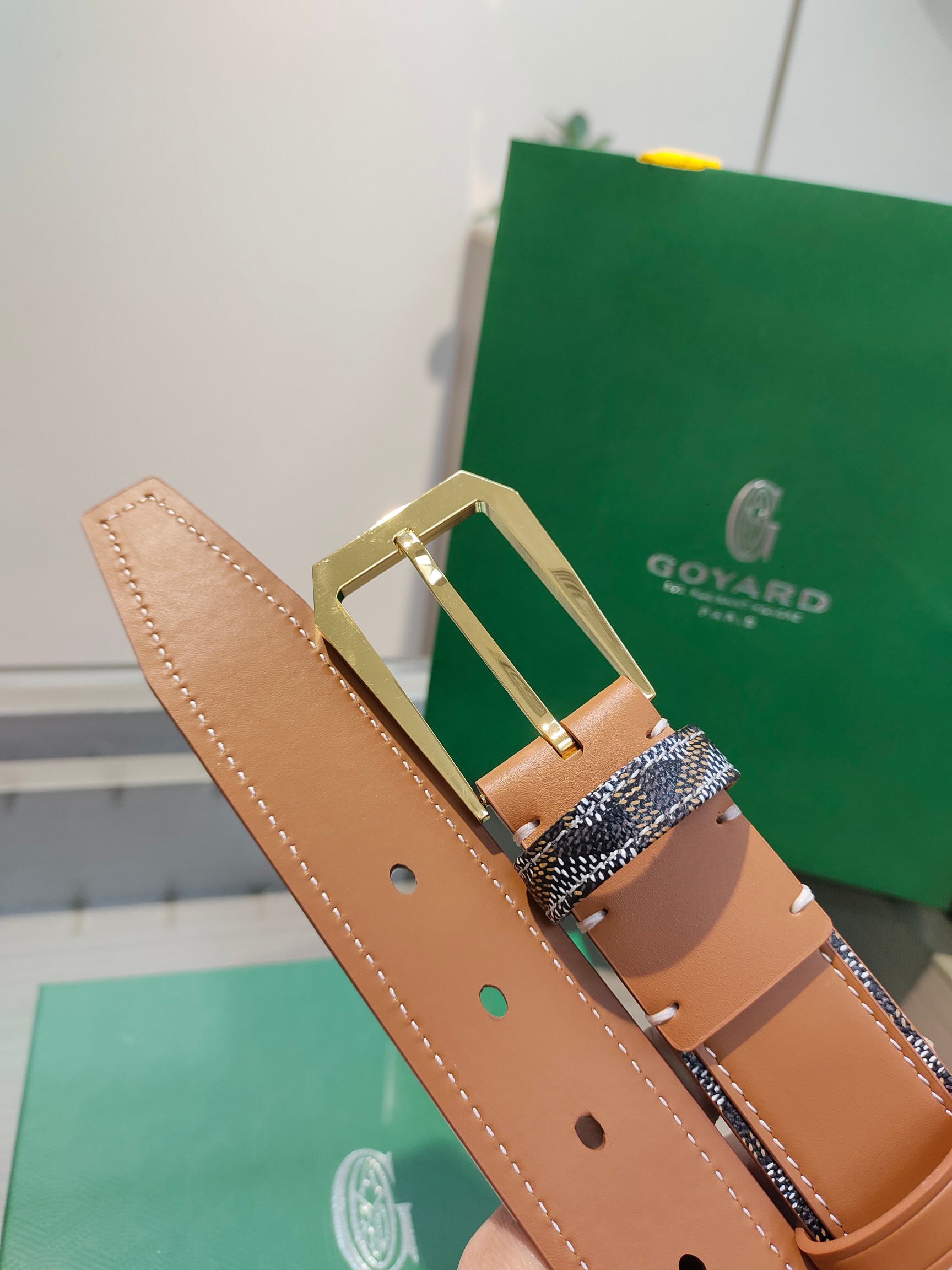 
Goyard(戈雅)腰帶源於法國奢侈品牌，設計風格簡約低調，腰帶身有標誌性帆布搭配進口頭層牛皮，腰帶扣採用簡約精品鋼扣，延續品牌的低調奢華，帶身寬度3.4CM，適用商務休閒日常佩戴。