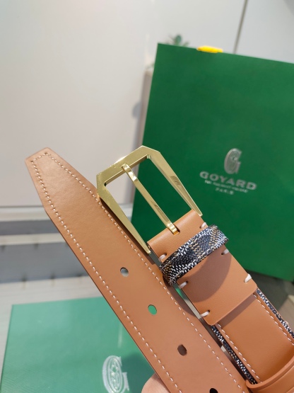 
Goyard(戈雅)腰帶源於法國奢侈品牌，設計風格簡約低調，腰帶身有標誌性帆布搭配進口頭層牛皮，腰帶扣採用簡約精品鋼扣，延續品牌的低調奢華，帶身寬度3.4CM，適用商務休閒日常佩戴。