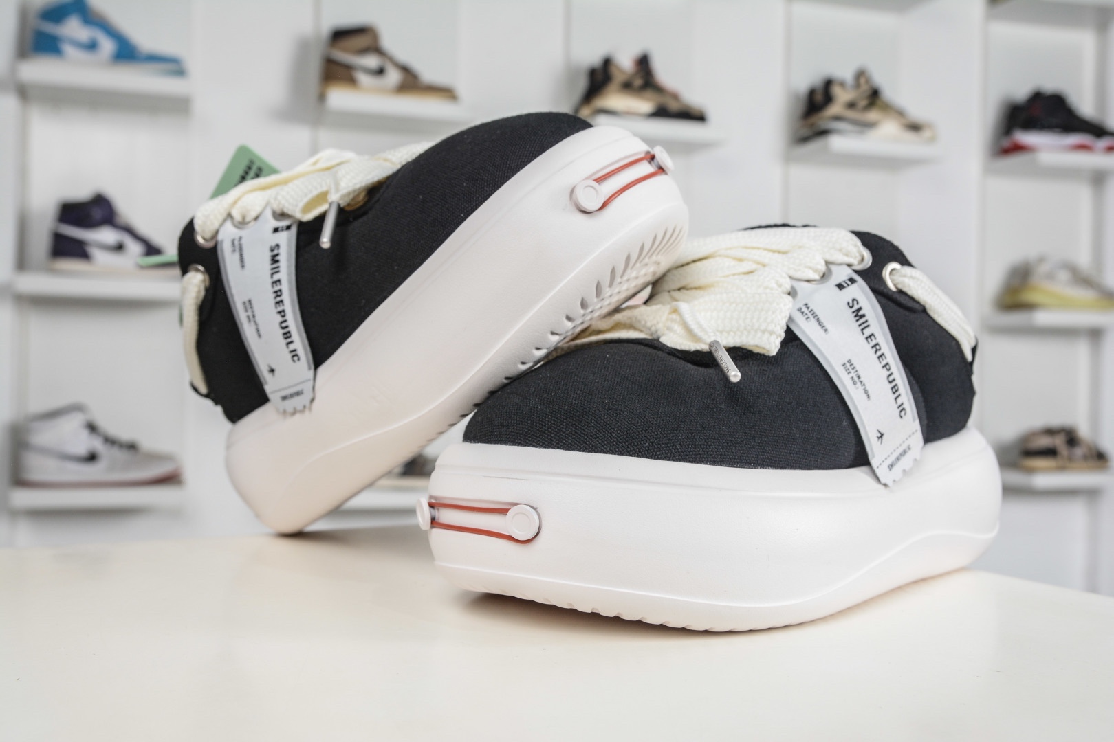 𝐒𝐦𝐢𝐥𝐞𝐫𝐞𝐩𝐮𝐛𝐥𝐢𝐜 SMI 開口笑麵包鞋系列 軟fufu的帆布鞋面透氣不悶腳，暴走一天也不累。5cm的雲朵厚底，悄悄拉長腿部線條，小個子秒變九頭身比例，視覺增高又完全不笨重。
尺碼：35 36 37 38 39 40 41 42 43 44