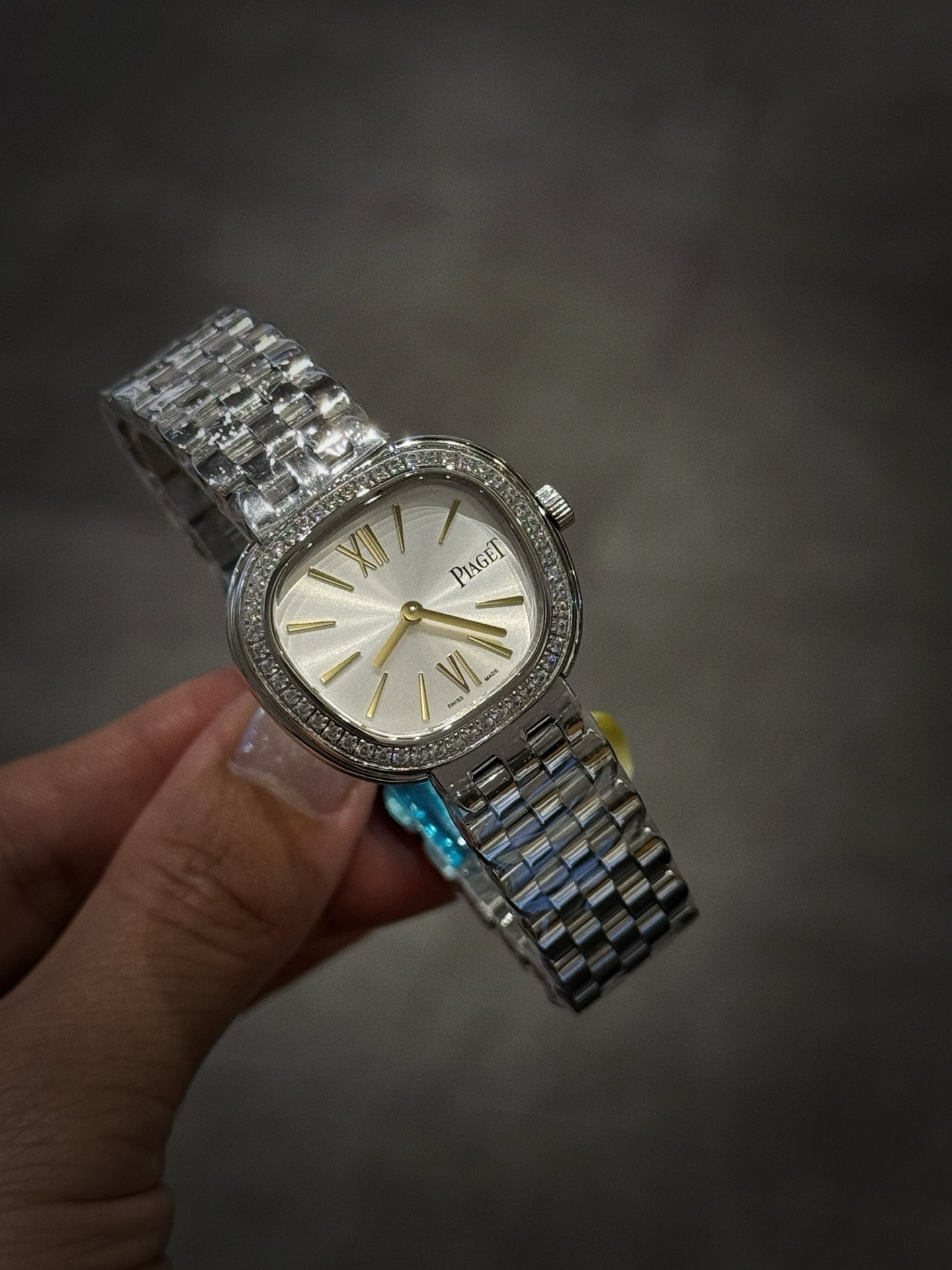 A8 factory•伯爵全新腕表 ﻿ #PiagetSixtie鎏金悅影系列 ﻿ 在瑞士鐘錶展「鐘錶與奇跡」閃亮登場！這款腕表游走於非凡制表工藝與黃金工藝之間，簡直是時尚與藝術的完美結合。Sixtie腕表採用獨特的梯形設計，重新詮釋1960年代末大膽華麗的風格，展現出獨特的魅力與優雅。
✨Sixtie系列腕表
✨直徑29毫米,
✨CNC數控雕刻精鋼梯形表殼
✨專櫃同步超薄厚度僅僅7mm
✨銀色太陽緞面打磨錶盤
✨316L精鋼錶鏈,搭載伯爵進口石英機芯  
認准A8出品！必屬精品！大廠品質！歡迎轉載！