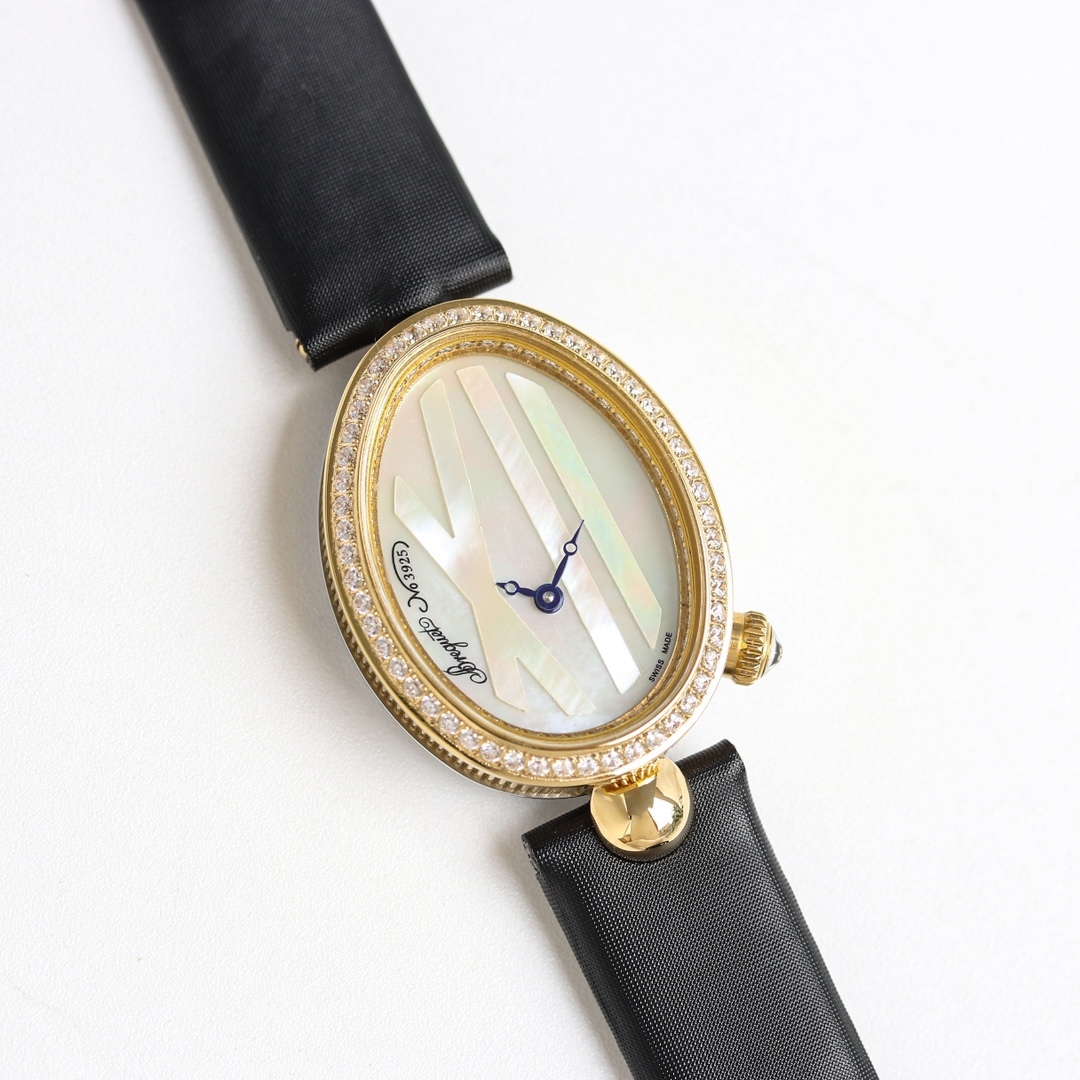 AW廠出品。那不勒斯王后系列REINE DE NAPLES[色]高品質女士瑞士石英機芯女表、
圓弧形的錶盤採用閃閃發光的白色天然母貝製成，錶盤上的羅馬數字“XII”則採用白色天然母貝製成，以細木鑲嵌工藝固定於錶盤之上。母貝材質脆弱易碎，因此在細木鑲嵌工藝中尤為棘手，可謂名副符其實的傑作。