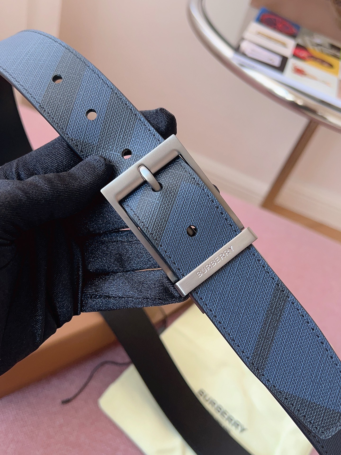 
Burberry博柏利品牌始終秉承傳統精髓，彰顯卓爾不凡的匠制工藝，優雅率性的英倫設計與銳意革新的時尚理念。3.5cm