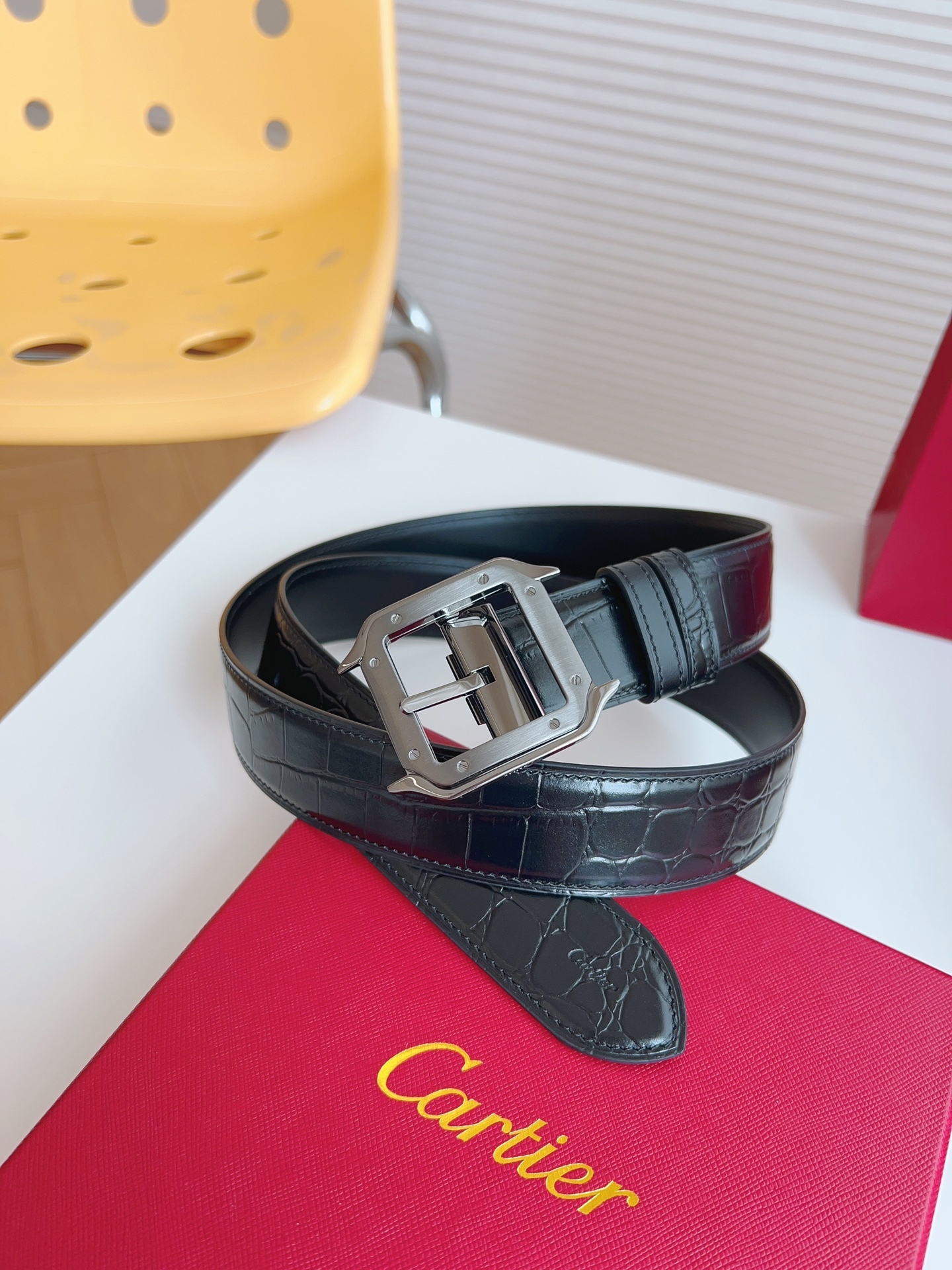 
Cartier（卡地亞）憑借匠心傑作展現與眾不同的美感，融合精湛工藝與經典設計，演繹雋永風格；瀟灑不羈，果敢獨立！此款式易搭配服飾；休閒正裝兩相宜。皮帶寬度：35mm