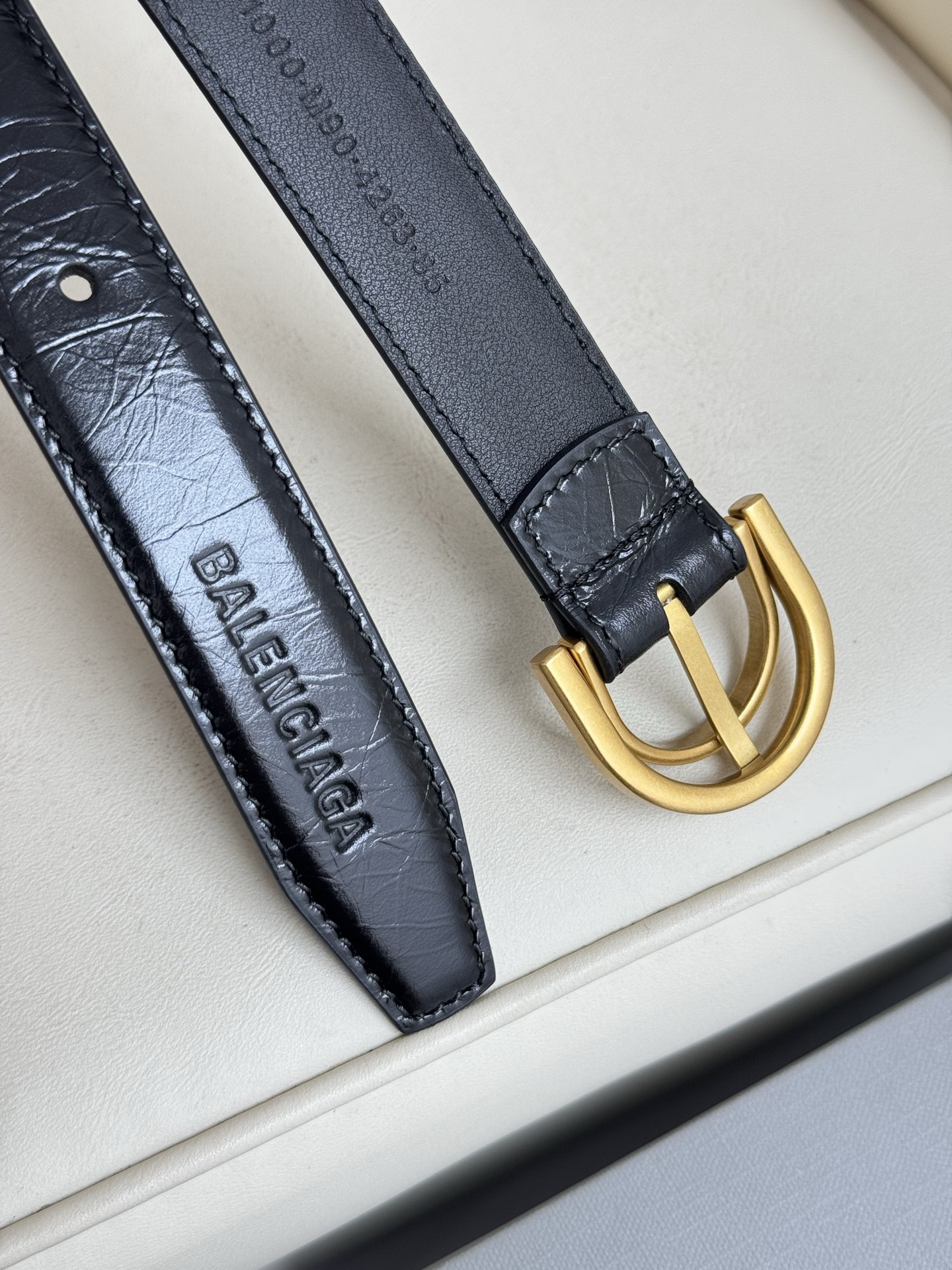 巴黎世家（Balenciaga）寬度2.5cm 是法國的奢侈品牌，作為時尚界最具影響力品牌之一的地位。設計師源於：都市時尚潮流獨特的設計風格，採用進口小牛皮製作；搭配純銅復古五金，使其更具魅力。值得擁有的百搭精品