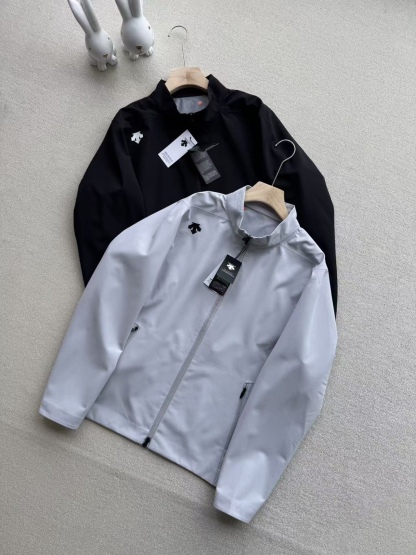 26春款 DESCENTEGOLF迪桑特高爾夫新品男PRO系列防風防潑水夾克外套

採用全無縫熱壓膠工藝，告別針孔滲水，風雨無縫可鑽；搭載專業防水透氣面料，強防風、拒暴雨，極端天氣依舊乾爽。表層DWR防油污防潑水處理，水漬油污一擦即淨，耐髒易打理。剪裁利落百搭，戶外徒步、日常出行皆有型，耐磨抗造，四季實用。

顏色 ：黑色 淺灰
尺碼：m-3XL 圖9