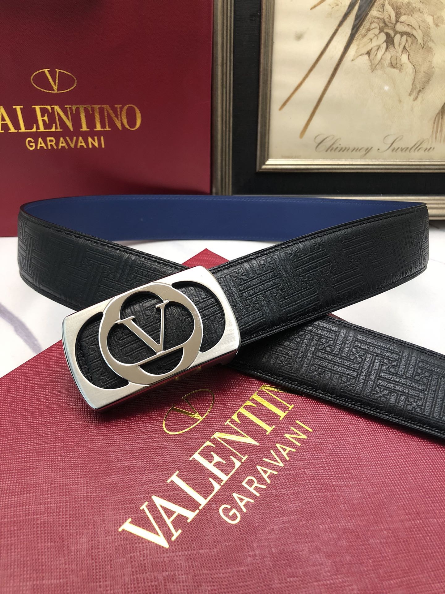 華倫天奴：原單頭層小牛皮燙印花紋，內襯頭層牛皮底，營造織紋外觀。飾以標誌原單扣。專櫃寬度4.0