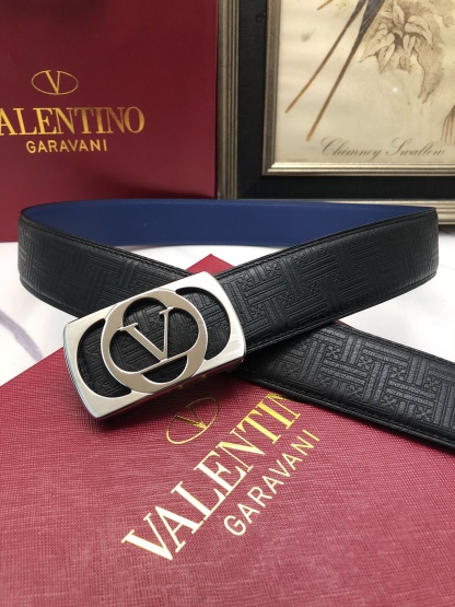 華倫天奴：原單頭層小牛皮燙印花紋，內襯頭層牛皮底，營造織紋外觀。飾以標誌原單扣。專櫃寬度4.0