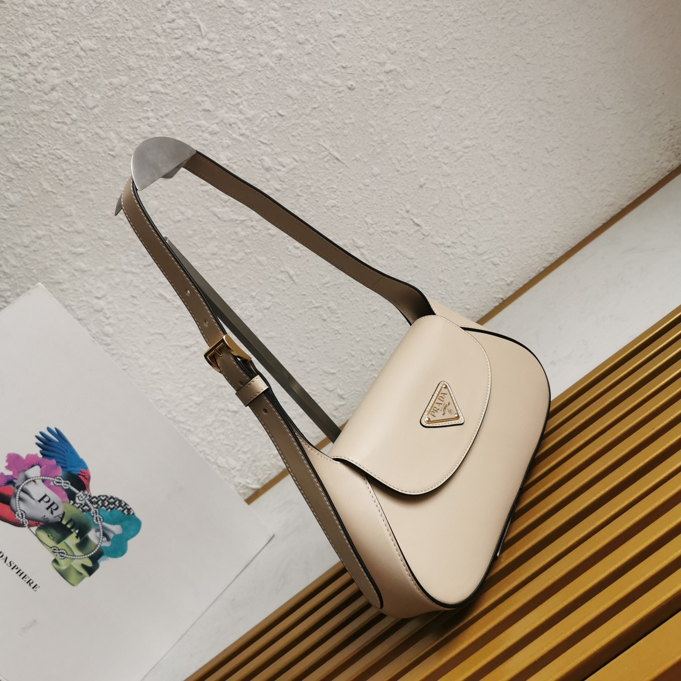 【 原單】P家🌹新款🎉Moon手袋液下包🎉1BD358到貨啦🎉🎉這款簡約Moon液下包為牛皮綻現摩登百搭的魅力。弧形包身設計，肩帶可調長短，磁扣開合翻蓋，便於隨心轉換造型。內配進口小羊皮，設有內袋，金屬配件更添亮麗格調，上身效果非常酷/時尚，又是一款永欠不過時爆款🎉寶寶們，趕緊入手吧🎉 尺寸：長25x高15x底5.5cm🎉🎉🎉🍊！