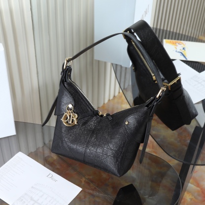 原廠皮 小號油蠟皮現貨‼️

Voyage秋冬系列油蠟皮
又是一個王炸級別，直接擊中心巴上
自帶鬆弛感，包形柔軟又隨意
復古的油蠟牛皮，經典藤紋格，雙拉鍊設計
整體高級又時髦，精緻感滿滿的字母吊墜
細節非常到位，超大的容量，自用超輕便
時髦精們都懂這款的含金量

型號：2845

size:22*9.5*15cm