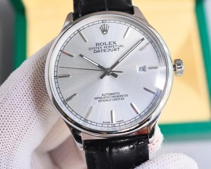 新品特推🔥🔥勞力士ROLEX（實拍圖）商務系列，全表採用316L精鋼，高檔大氣！316L精鋼打造完美多邊形弧度表殼！搭配進口藍寶石玻璃，意大利防水皮帶，原裝針扣！！！搭載原裝進口全自動機械機芯（零返修） ，直徑尺寸40mm 深度防水。 產品實物光澤手感更佳精湛  字盤刻度栩栩如生  殼套工藝都是宗師級別輕身檢驗 加上新時代機器高技鍛造  上手震撼尊貴非凡🔥AD出品 精品不斷🔥