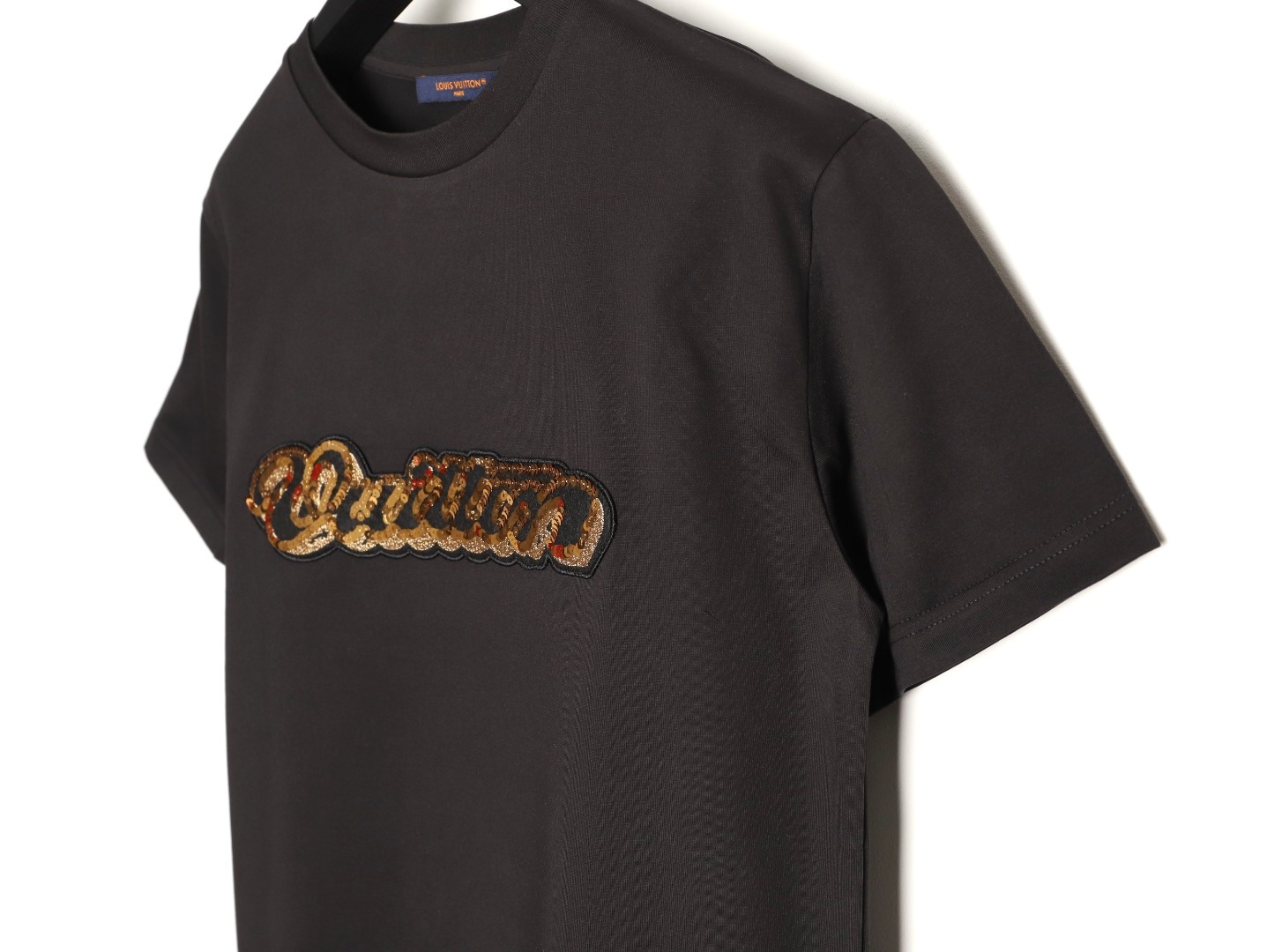 🔝LOUIS VUITTON LV 亮片字母特種刺繡短袖T恤
正品購入，26支雙紗全棉精梳棉220克，1*1索羅娜羅紋280克，特種刺繡，面料酵洗，定制亮片、章仔、商標，合身版型
B Size：S-XL
