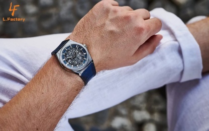 佩戴效果圖  LF真力時DEFY系列全新升級版，殼身 頭粒 機芯 表扣等均做了升級調整。一款根據路虎標誌性花輪轂設計而成的高顏值鏤空腕表。

原裝1:1開模鑄造，極致還原表殼的每一處細節打磨倒角，盡顯原裝菱角分明、堅毅果敢的陽剛氣質。完美的41mm表經，適配大眾男性手寸，正裝休閒兩不誤。根據汽車輪轂設計而成的五角星錶盤，未來概念感十足。同步官網新款1:1五角星折疊扣，搭載定製版Cal.670sk全自動機械機芯，鏤空日曆的大小與位置、機芯夾板、齒輪、五角星陀皆按原版機芯數據1:1拆解鍛造而成。

LF臻品