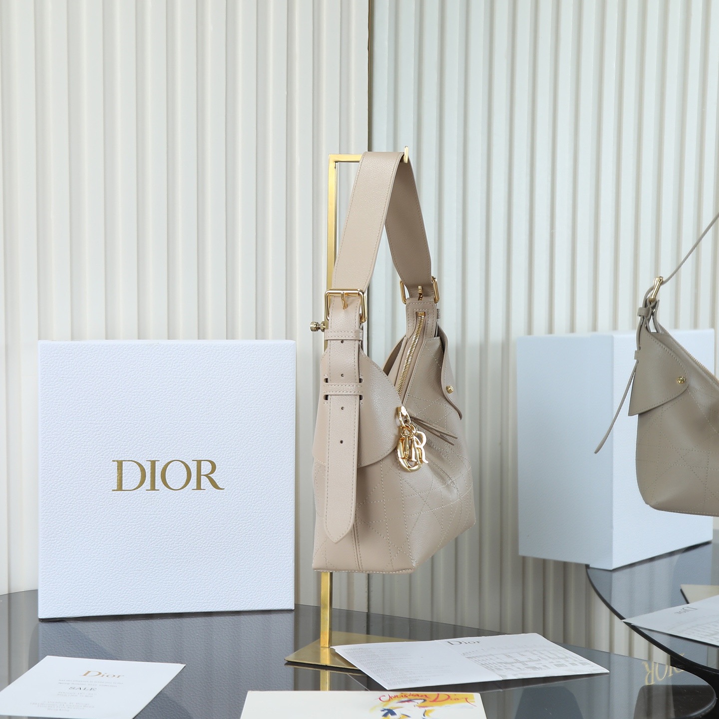 原廠皮 小號粒面牛皮 米色

Voyage秋冬系列
又是一個王炸級別，直接擊中心巴上
自帶鬆弛感，包形柔軟又隨意
經典藤紋格，雙拉鍊設計
整體高級又時髦，精緻感滿滿的字母吊墜
細節非常到位，超大的容量，自用超輕便
時髦精們都懂這款的含金量

型號：2845

size:22*9.5*15cm