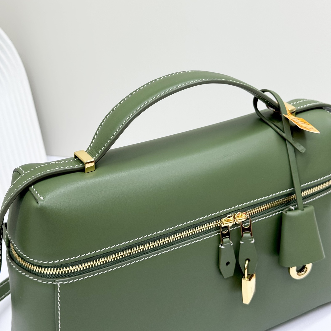 𝓛𝓸𝓻𝓸 𝓟𝓲𝓪𝓷𝓪 諾悠翩雅
𝑬𝒙𝒕𝒓𝒂 𝑩𝒂𝒈 𝑳𝟐𝟕 
寬開口加大容量斜挎包，包型設計更立體更有型，包身採用進口原廠小牛皮，手感柔軟而獨特，包包內部結構多了內袋。雙向加長拉鍊開合，配有My Charms金色金屬掛飾（LP特級純鋼五金配件）
size：27*16*10釐米
配全套專櫃禮盒包裝🎁