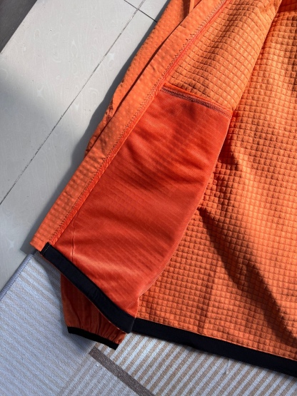 2026年春季新款猛獁象MAMMUT輕量單層彈力外套夾克 男女同款 軟殼連帽夾克
面料95的聚酯纖維 5的氨綸 輕盈帶彈力  手感柔軟舒適   不靜電 質感輕膚，，自帶纖維紋理 ，格紋凹槽 空氣流通  可快速散熱  吸濕排汗 
款式設計簡約大牌，胸口拼布拉鍊口袋 ，多處細節採用四針六線🧵設計點綴，肉眼可見的工藝美
手插口袋，做的壓膠無痕一公分外延  內隱藏拉鍊口袋 上下刺繡鎖邊 提升品質
彈力袖口 輕便舒適 ，下擺出帶有調節繩，穿搭風格可隨意切換
日常休閒  上班通勤 戶外運動  舒適百搭