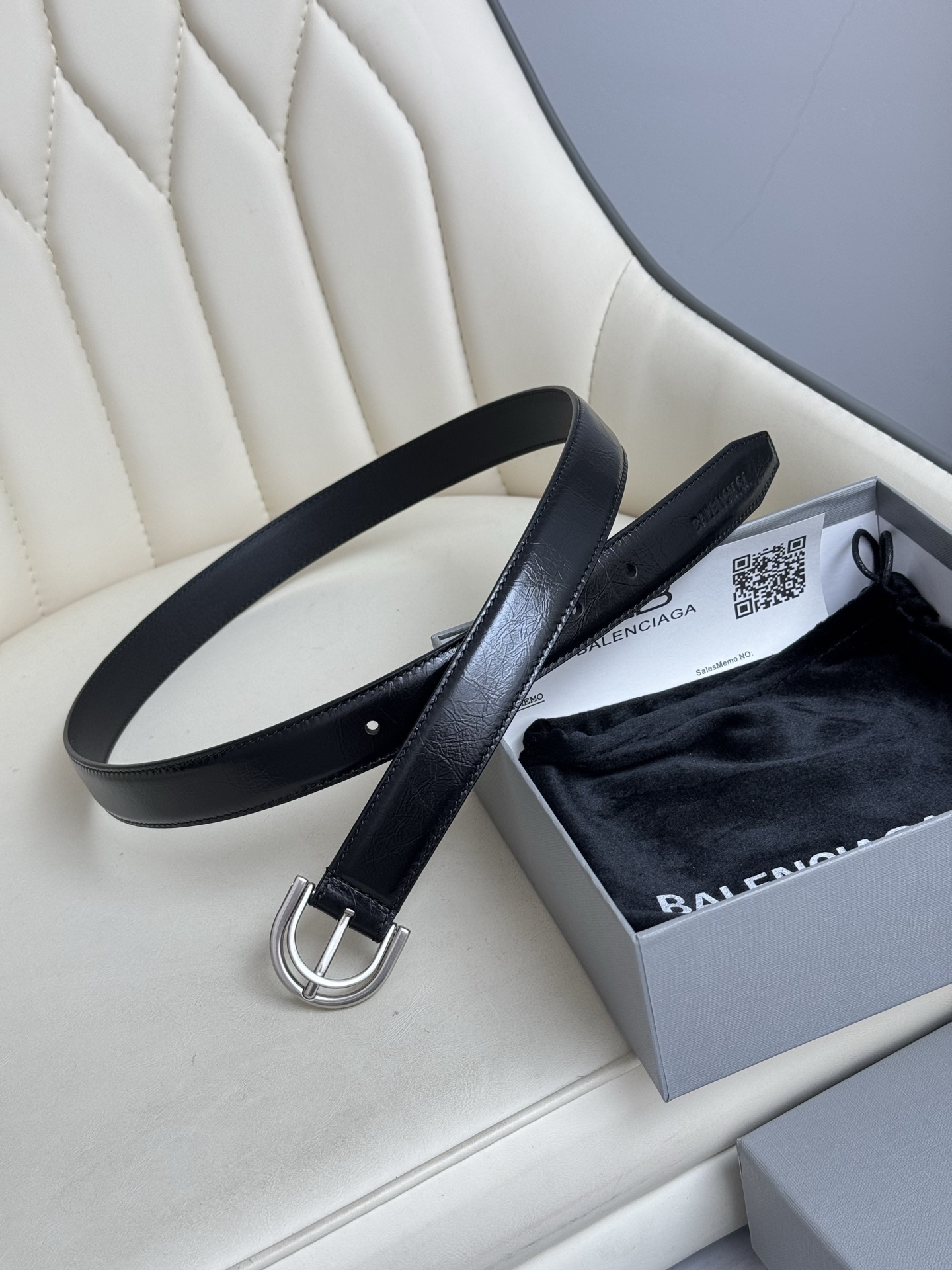 巴黎世家（Balenciaga）寬度2.5cm 是法國的奢侈品牌，作為時尚界最具影響力品牌之一的地位。設計師源於：都市時尚潮流獨特的設計風格，採用進口小牛皮製作；搭配純銅復古五金，使其更具魅力。值得擁有的百搭精品