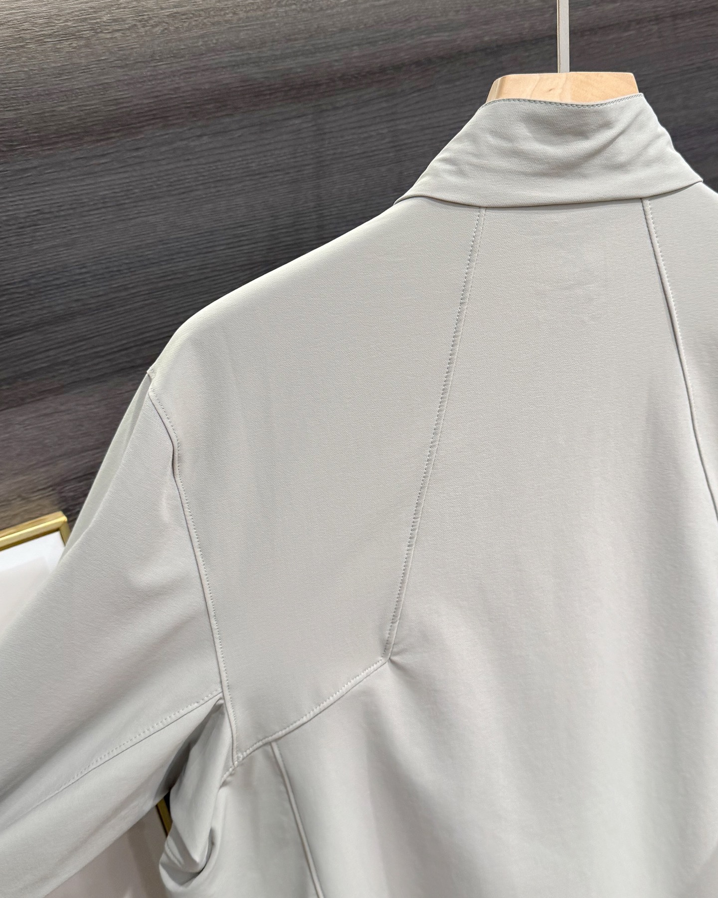 KAILAS‌/凱樂石春秋薄款輕量化衝風衣上衣外套】輕裝上陣！風雨無阻！

解鎖春秋戶外自由！輕到能揣進包里，卻能扛住風雨突襲！

極致輕量化面料，告別臃腫，上身輕若無物，跑步、騎行不束縛，戶外通勤也能利落有型！

透氣膜科技，運動時快速排汗，避免悶熱黏膩，春秋穿剛剛好！

立領剪裁護住脖頸，阻擋冷風灌入！

戶外級耐造，耐磨抗撕裂，口袋拉鍊防掉物，細節拉滿，徒步、騎行都穩！

極簡純色，內搭衛衣、T恤都好看，日常出街也能穿出高級感！

顏色:岩石灰  神秘黑
尺碼:L-3xL
L碼：   胸