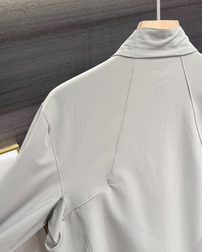 KAILAS‌/凱樂石春秋薄款輕量化衝風衣上衣外套】輕裝上陣！風雨無阻！

解鎖春秋戶外自由！輕到能揣進包里，卻能扛住風雨突襲！

極致輕量化面料，告別臃腫，上身輕若無物，跑步、騎行不束縛，戶外通勤也能利落有型！

透氣膜科技，運動時快速排汗，避免悶熱黏膩，春秋穿剛剛好！

立領剪裁護住脖頸，阻擋冷風灌入！

戶外級耐造，耐磨抗撕裂，口袋拉鍊防掉物，細節拉滿，徒步、騎行都穩！

極簡純色，內搭衛衣、T恤都好看，日常出街也能穿出高級感！

顏色:岩石灰  神秘黑
尺碼:L-3xL
L碼：   胸