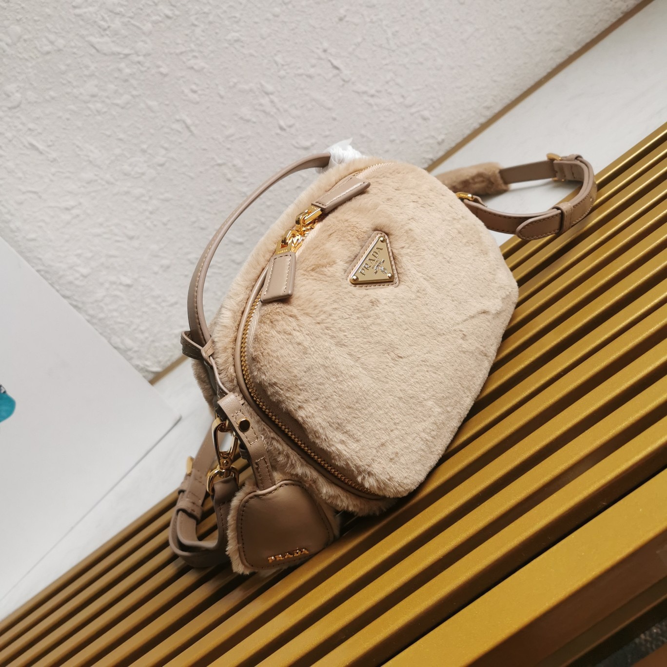 【 原單】🎉最新款迷你手袋🎉1BH208羊毛🎉🎉這款迷你手袋結構挺括，風格百搭，搭配柔軟的羊毛皮，彰顯冬日魅力。皮革細節與雙向拉鍊開合和金屬五金配件錦上添花，飾有塗琺瑯三角形金屬徽標。內配進口小羊皮，上身效果非常酷/時尚，冬天必備爆款🎉寶寶們，趕緊入手吧
尺寸：長19.5x高13x底6cm