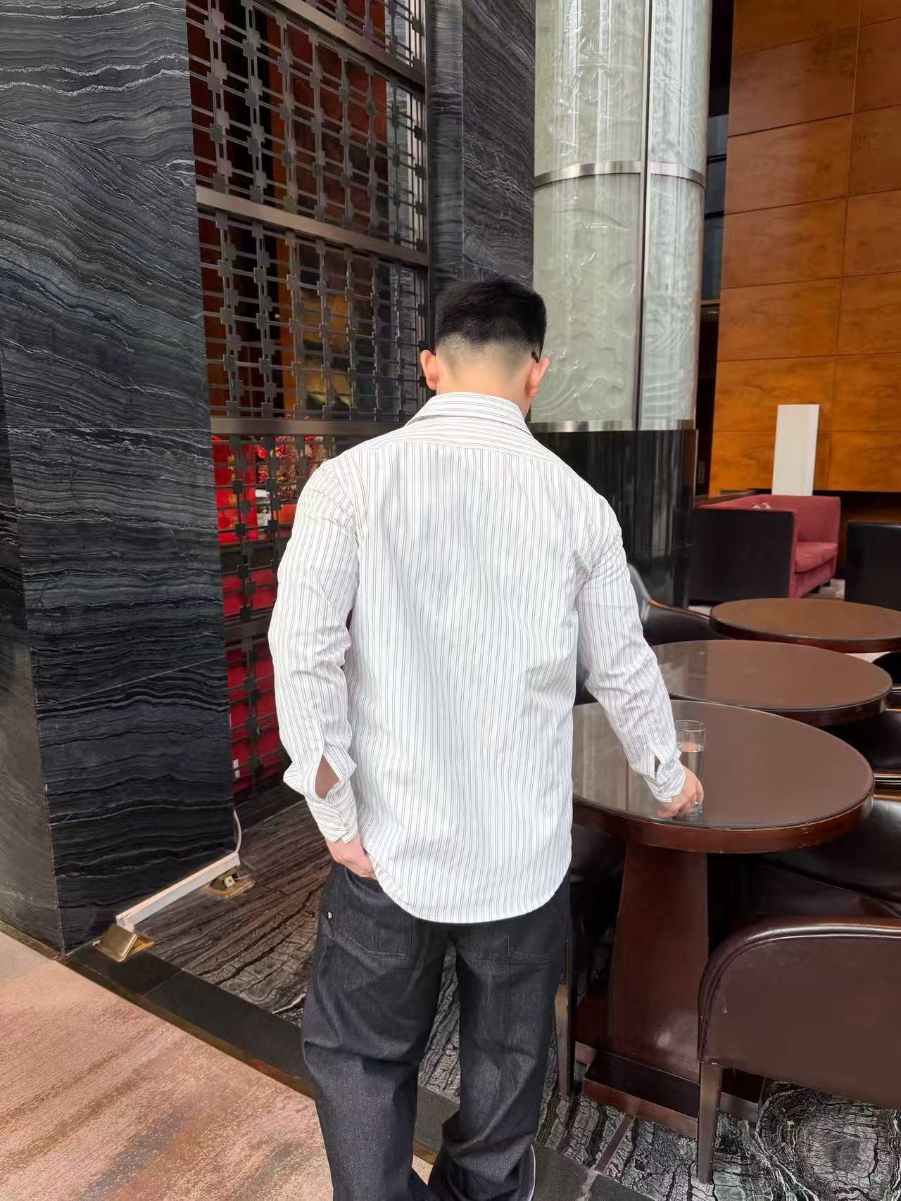 🔝CELINE賽琳CE 凱旋門竪條紋刺繡長袖襯衫
採用100%天然棉花纖維，無任何化纖混紡，從源頭確保面料的純淨度。棉纖維內部的中空結構形成天然“空氣通道”，使面料具備優異的透氣性。空氣可自由流通於纖維間隙，快速排出體表濕氣與熱量，即使長時間穿著也能保持乾爽，避免悶熱黏膩感。同時吸濕性遠超合成纖維。當人體出汗時，面料能迅速吸收汗液並擴散至表面，通過空氣流動加速蒸發，實現“吸濕-釋放”的動態平衡，保持肌膚乾爽舒適。
繡花機以棉線勾勒標誌，針腳細密均勻，確保線條流暢清晰，形成飽滿的立體肌理。刺繡