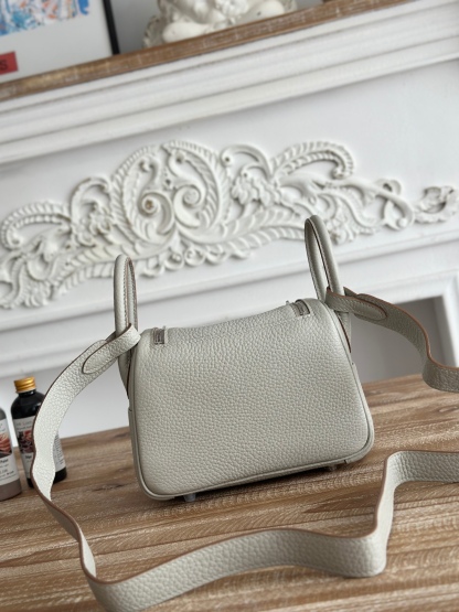 琳迪lindy 19cm	
Tc皮 蜜蠟線半手工縫製
lindy19保留了琳迪包所有細節的完整設計，側口袋、拉鍊等全部都是經典的設計√
這只小可愛暴擊了多少人的少女心