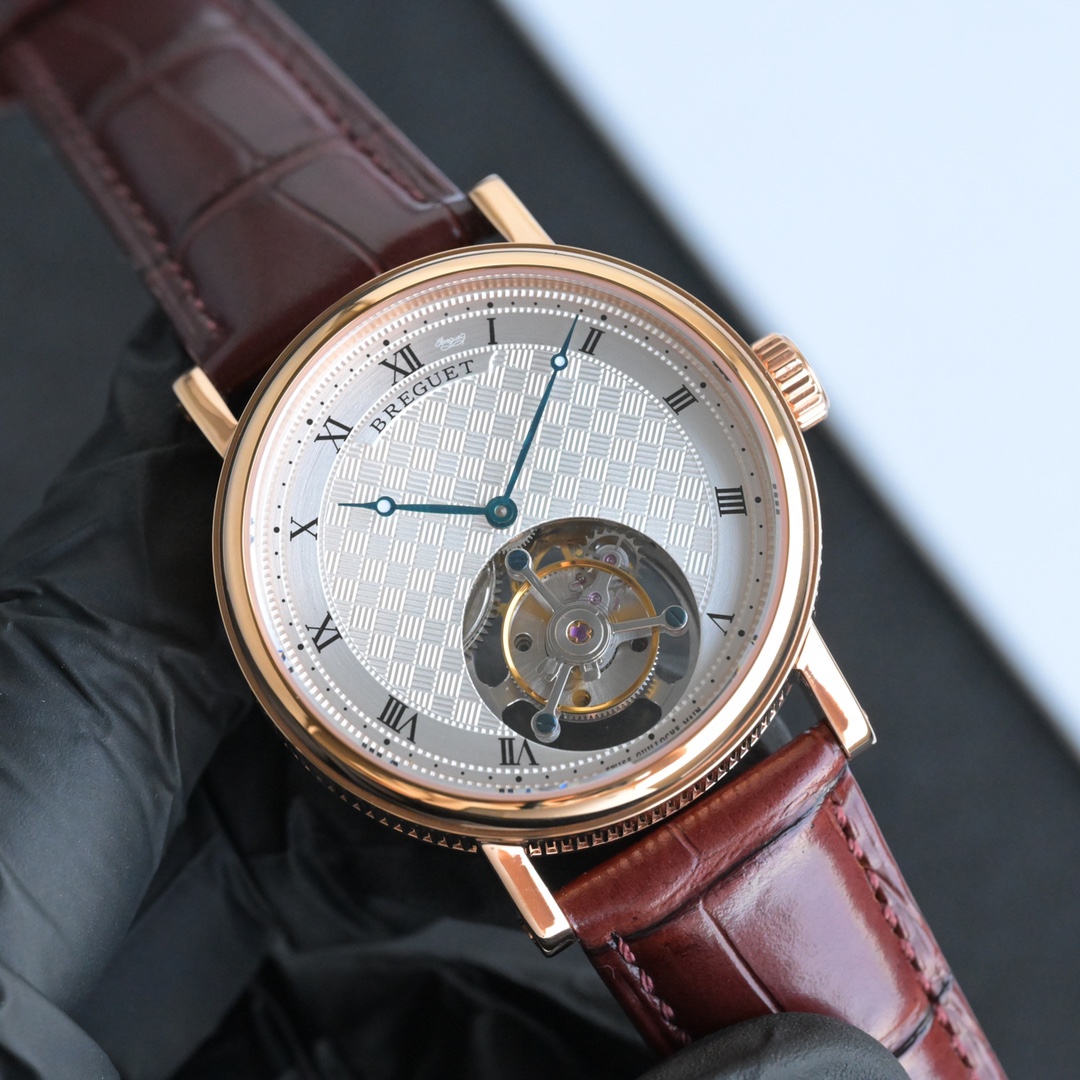 224年前，阿伯拉罕-路易·寶璣先生在他所創立的巴黎鐘錶堤岸制表工坊中，創造了制表史上令無數人贊嘆的陀飛輪調速裝置。這一無比複雜的精密機構彰顯了寶璣先生卓然超群的遠見與創想，時至今日仍對高級制表業有著重要意義。至今，陀飛輪的作用和意義已不僅是提高走時的精准度，而是譜寫了制表領域的輝煌篇章。寶璣陀飛輪時計臻品在百年徵程中不斷創新，超越自我，集精湛機械製造技藝與深厚美學原理於一身，創制出演繹複雜迷人的機械世界。腕表的表冠上刻有著名的寶璣品牌標誌，從側面我們可以看到表王寶璣著名的錢幣紋飾，代表著溫文爾雅