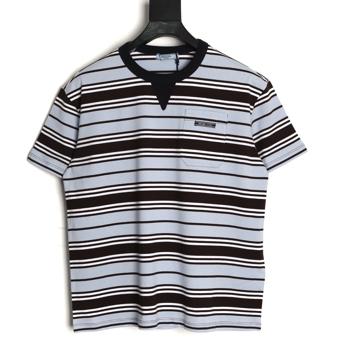 🔝PRADA普拉達PRD 藍色條紋口袋短袖T恤
定制精密60支雙股尊享條紋料，人體學立體裁剪，慢工出細活，做工複雜，繁瑣 時效慢，損耗高，手工紅外線畫線口袋，以紅外線技術為輔助，實現口袋位置的精准定位與標記，即保留了手工縫製的精細與靈活性，面料都經過澆洗，手感質感更佳，不易變形，不易縮水，不易褪色，合身版型
B Size：36 38 40 42