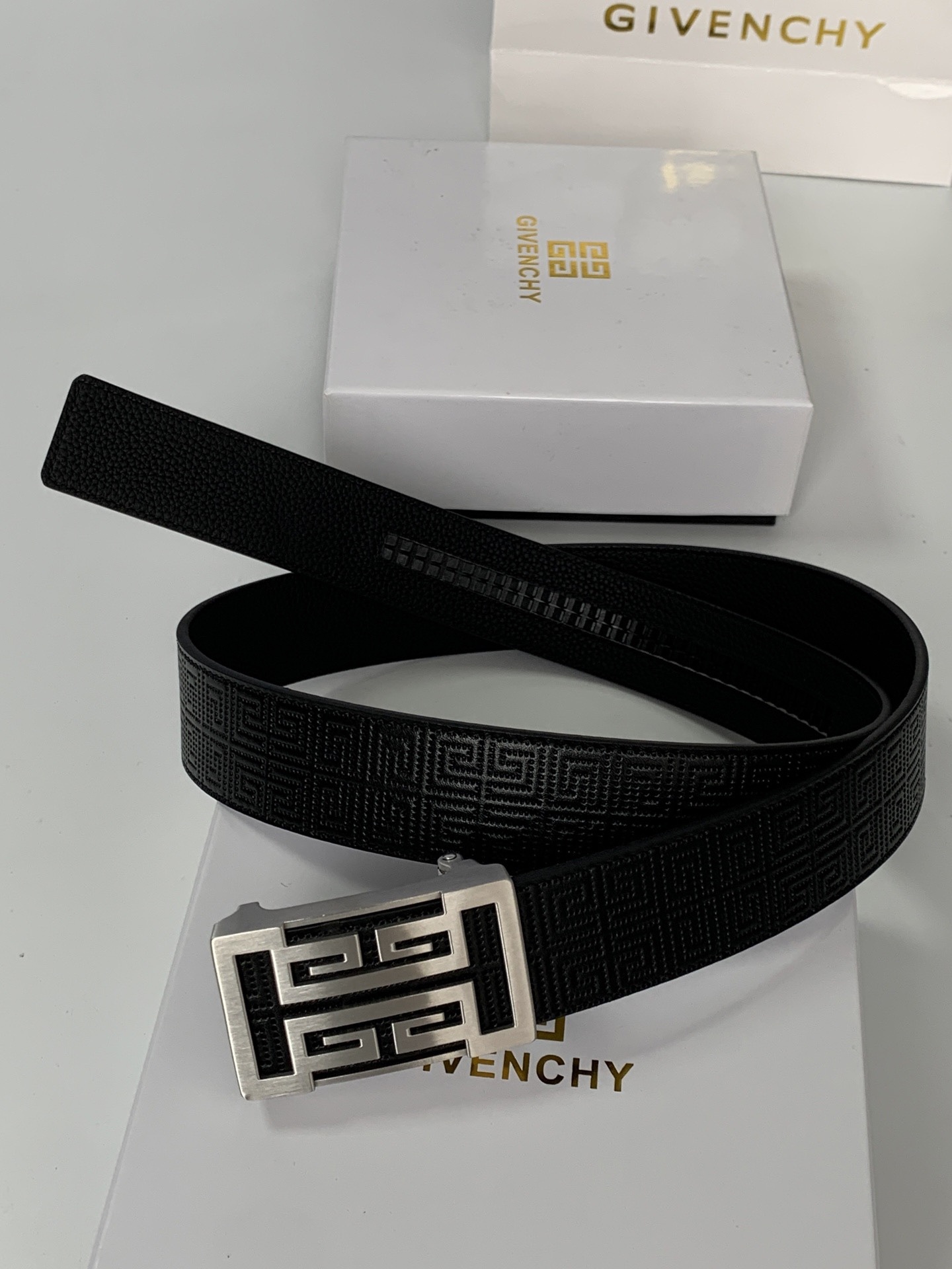 【紀梵希】新款男士 頭層小牛皮黑色壓花腰帶，內襯荔枝紋底，寬38毫米.搭配不鏽鋼經典4G自動扣.商務服裝造型的完美搭配。永恆經典！