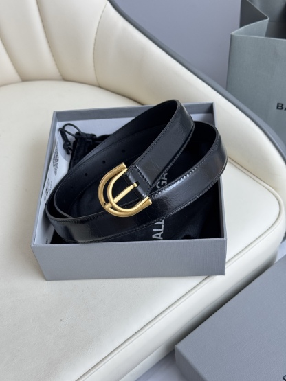 巴黎世家（Balenciaga）寬度2.5cm 是法國的奢侈品牌，作為時尚界最具影響力品牌之一的地位。設計師源於：都市時尚潮流獨特的設計風格，採用進口小牛皮製作；搭配純銅復古五金，使其更具魅力。值得擁有的百搭精品