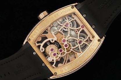 RMS最新 頂級復刻 法蘭克穆勒V45 Vanguard陀飛輪系列 歷時多年研發機芯 
1 1:1 超級復刻原裝複雜法穆蘭陀飛輪機芯 細節完美到位 打造正品機芯獨具的雙發條盒 超薄工藝 
2超長72小時動力儲存 告別每天手動上鏈 高端玩家的定制款 把頭上鏈30個半圈 發條盒為滿 不需要過度上鏈 
3 千錘百鍊 316L精鋼表殼 超薄表殼 與原裝一致厚度 彎曲弧度 更加貼合手腕 佩戴舒適 
4 純正進口意大利小牛皮 貼合手感品質一流的進口氟橡膠錶帶 與正版全完通用互換
5瑞士工程師 原版機芯拆解 一比一甲